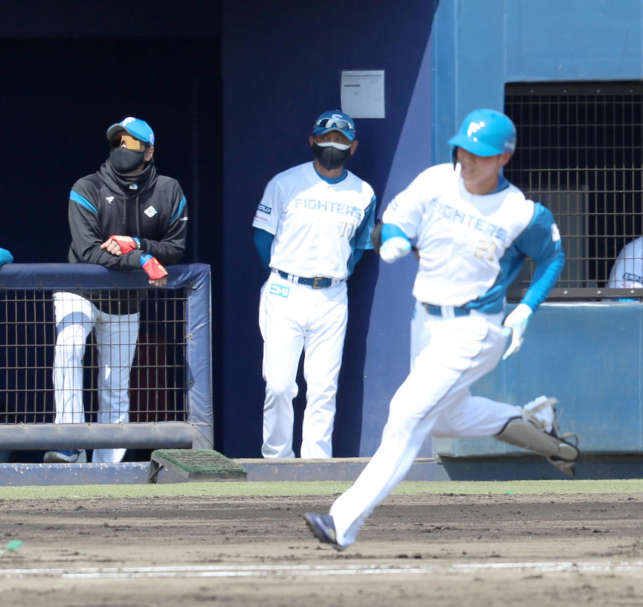 日本ハム対広島　3回裏日本ハム2死、清宮は右飛に終わる。左は打球を見つめる新庄監督（撮影・佐藤翔太）