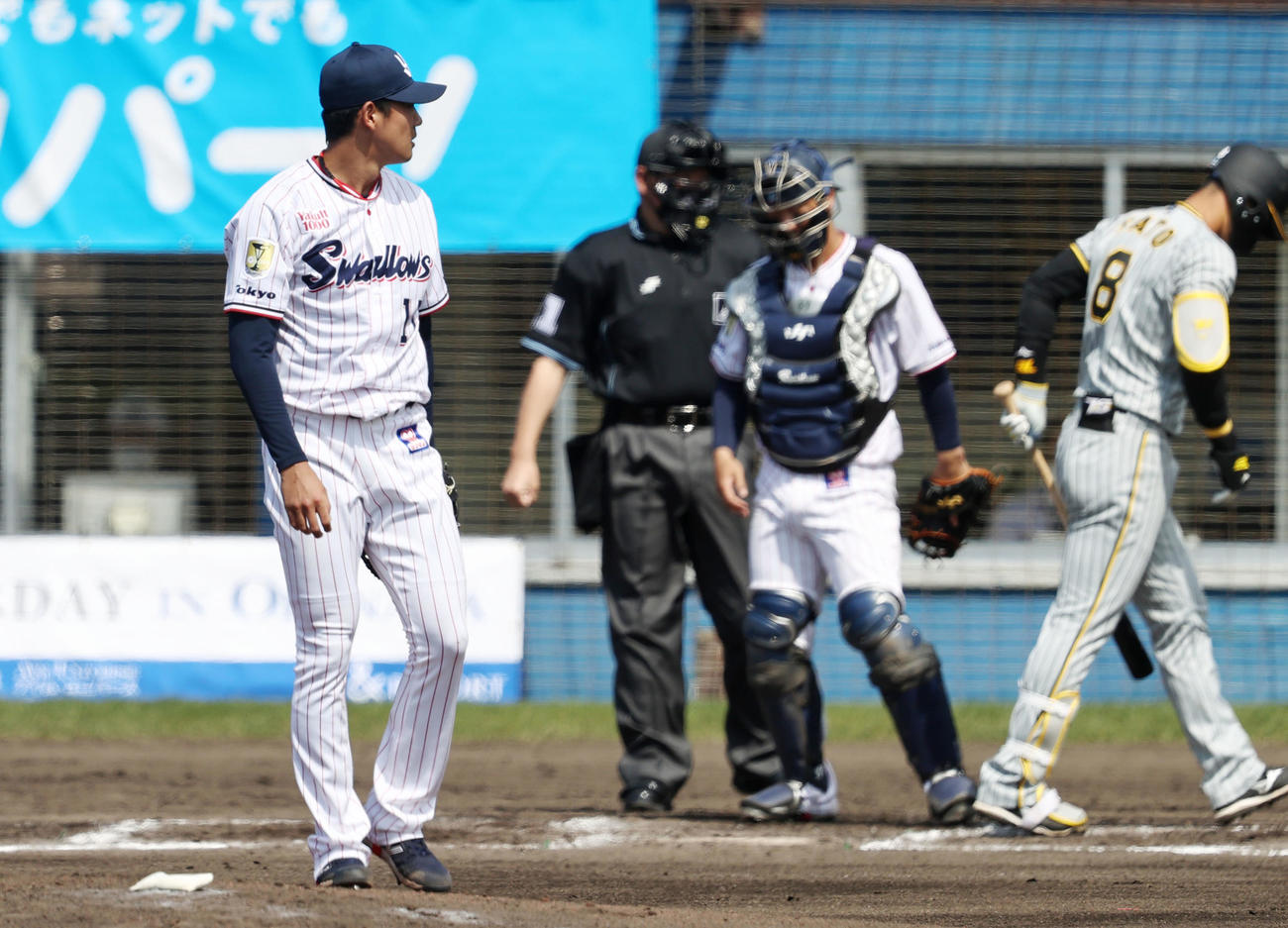 ヤクルト対阪神　2回表阪神1死、佐藤輝（右）を空振り三振に仕留めた奥川（撮影・加藤哉）