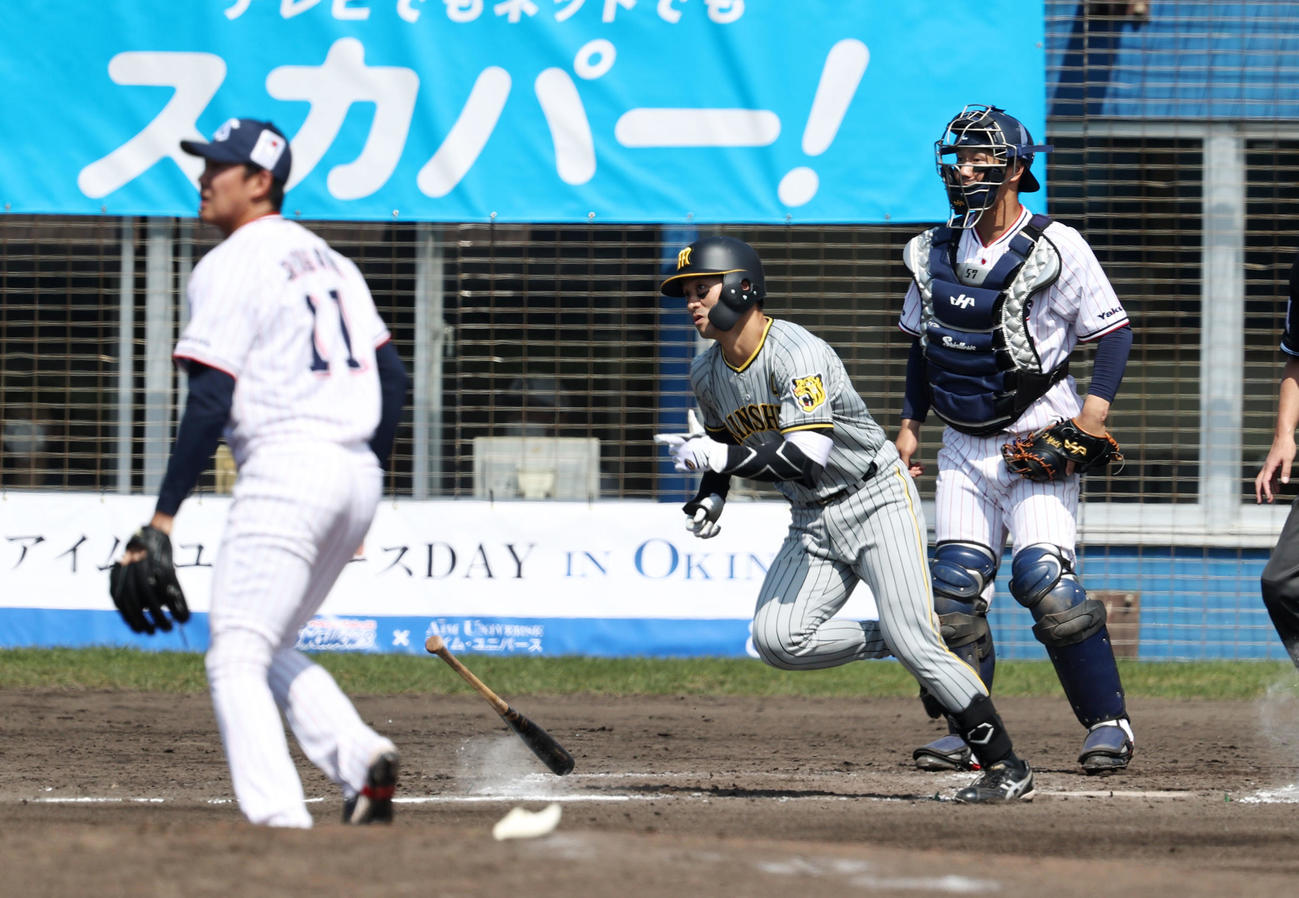 ヤクルト対阪神　3回表阪神無死二塁、坂本は右前適時打を放つ、投手は奥川（撮影・加藤哉）