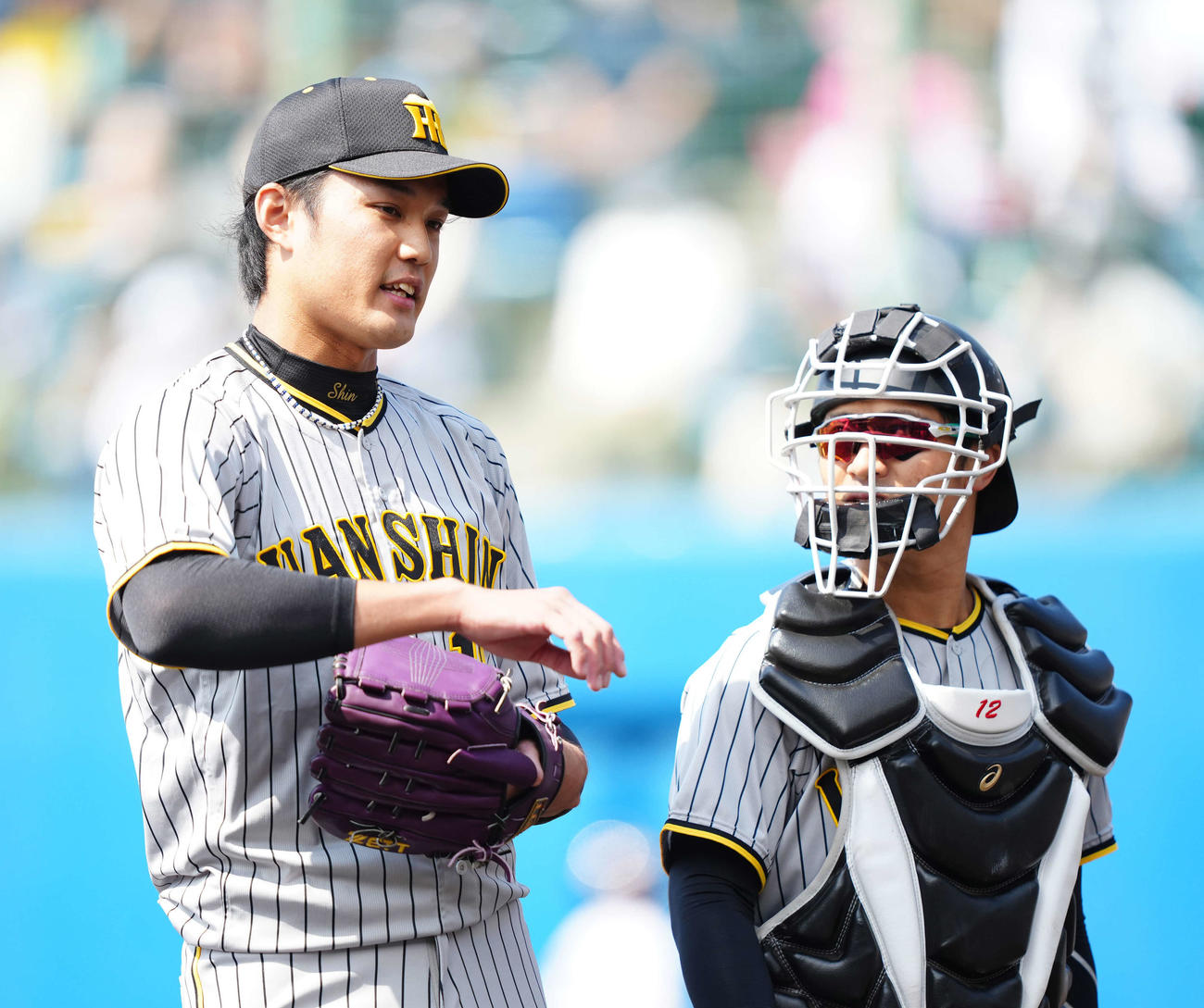 ヤクルト対阪神　2回裏終了後、阪神捕手坂本（右）と言葉をかわしながらベンチに引き揚げる先発の藤浪（撮影・江口和貴）