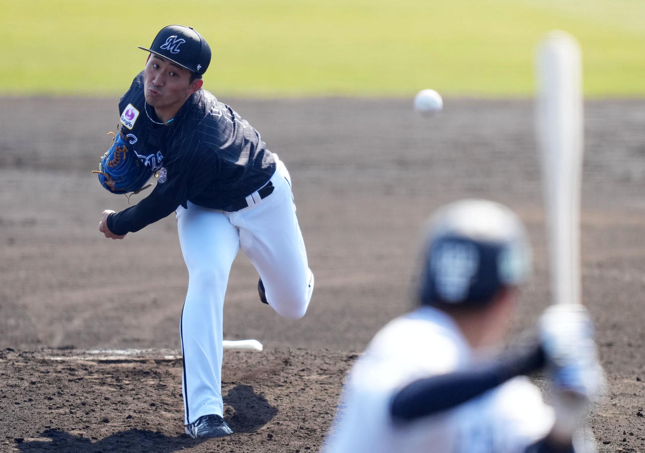 西武対ロッテ　力投するロッテ先発の小島（撮影・横山健太）