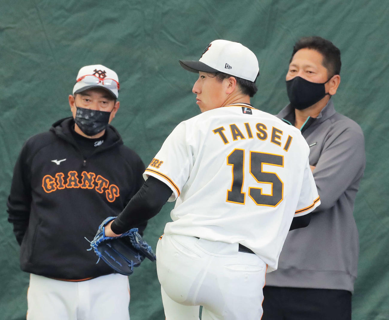 ブルペンで巨人大勢（手前）の投球を見る原監督（左）と佐々木氏（撮影・河田真司）