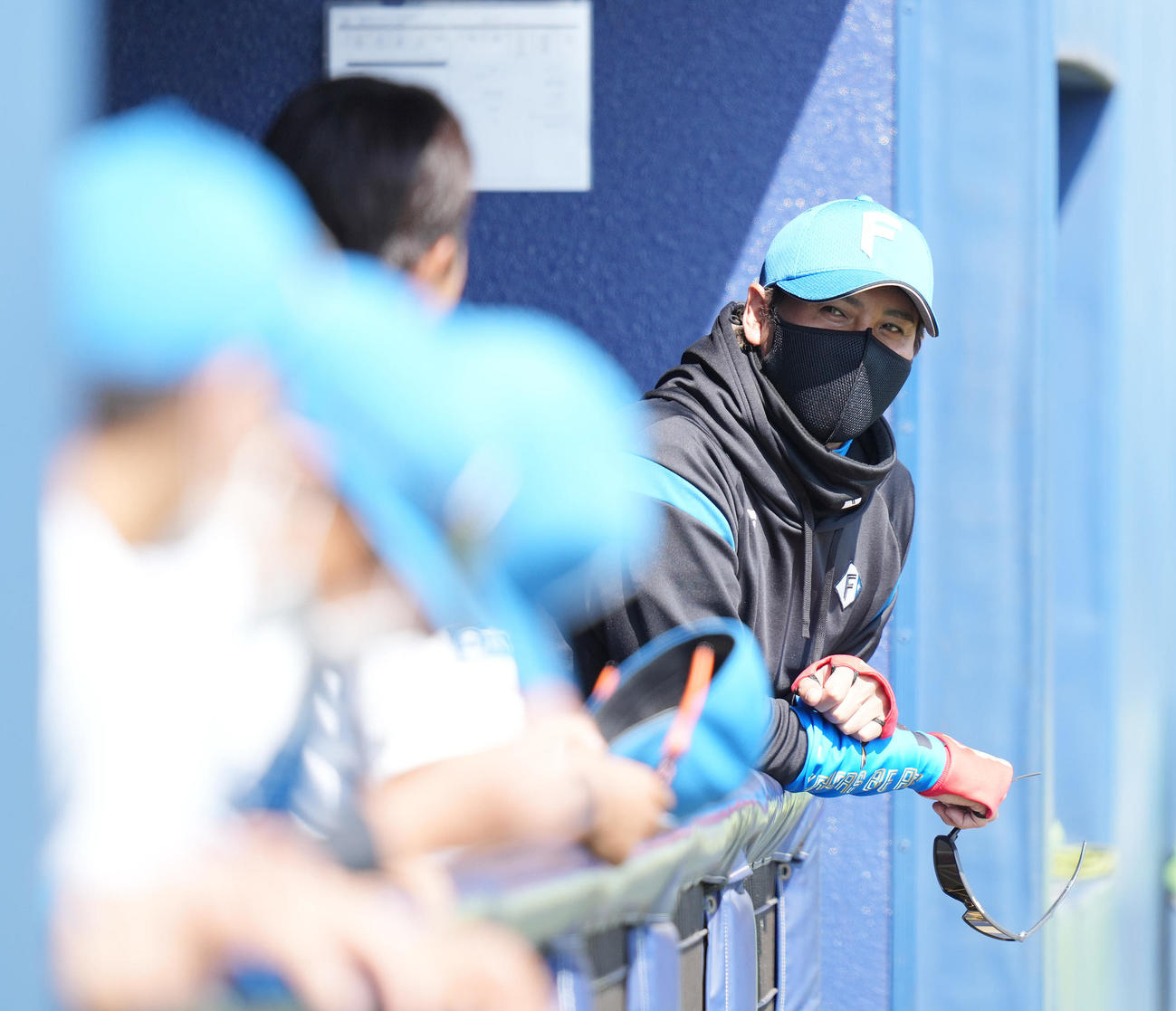 日本ハム対広島　ベンチで選手に声をかける日本ハム新庄監督（右）（撮影・鈴木みどり）