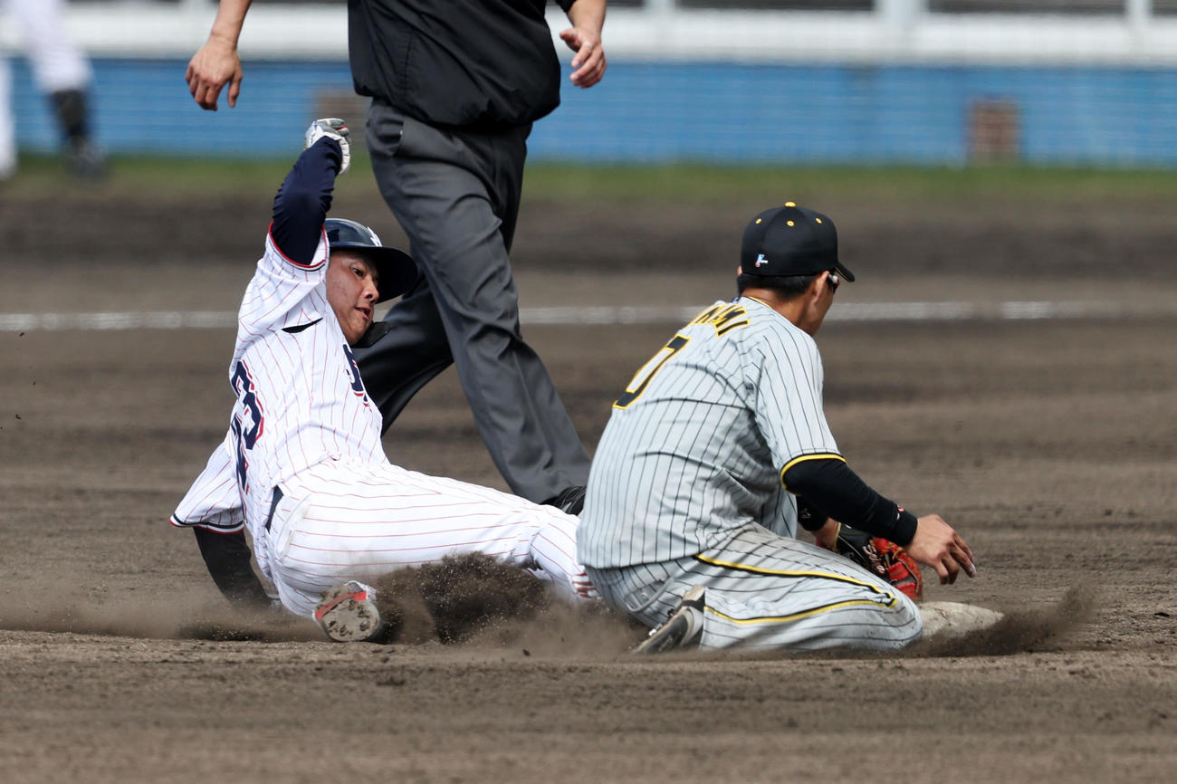 ヤクルト対阪神　5回裏ヤクルト1死一、二塁、打者塩見の時、坂本からの送球をエラーする木浪。左は一塁走者赤羽（撮影・加藤哉）