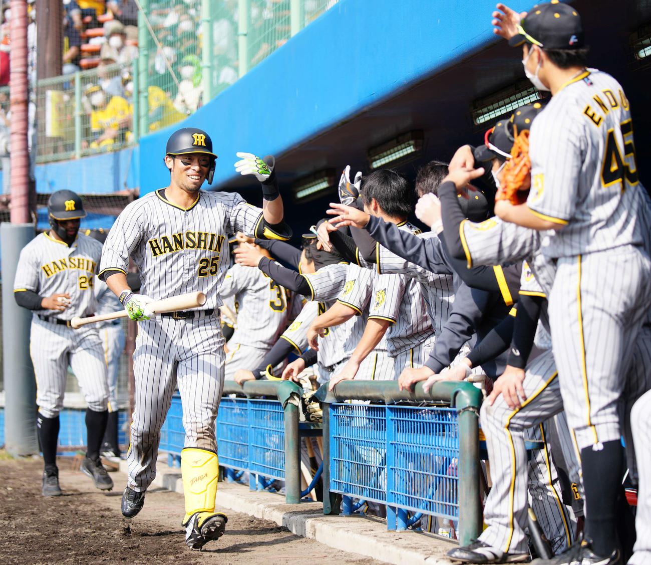 ヤクルト対阪神　7回表阪神1死一塁、左越え2点本塁打を放ちチームメートに迎えられる江越（左から2人目）（撮影・江口和貴）