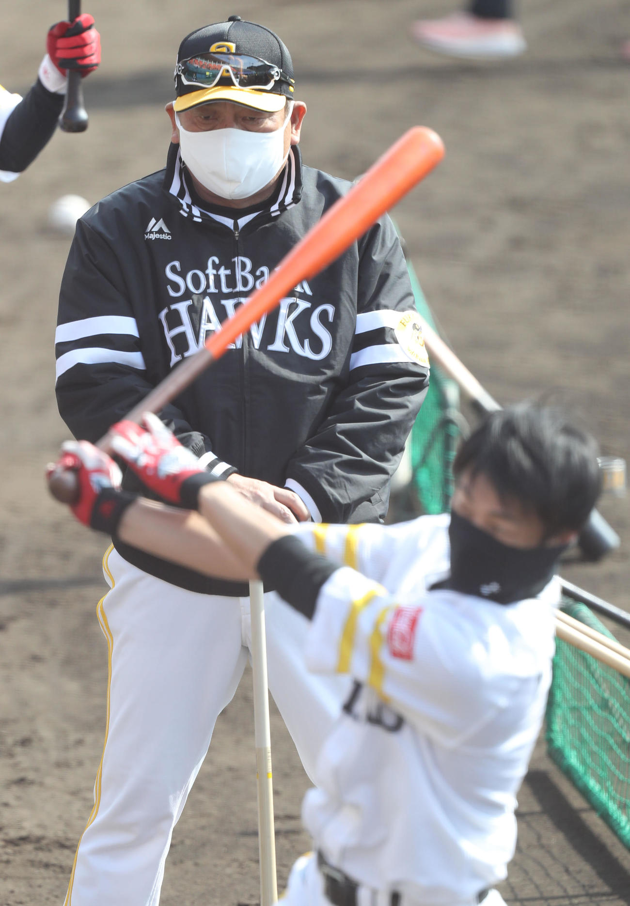 明石の練習を見守る藤本監督（2022年2月1日撮影）