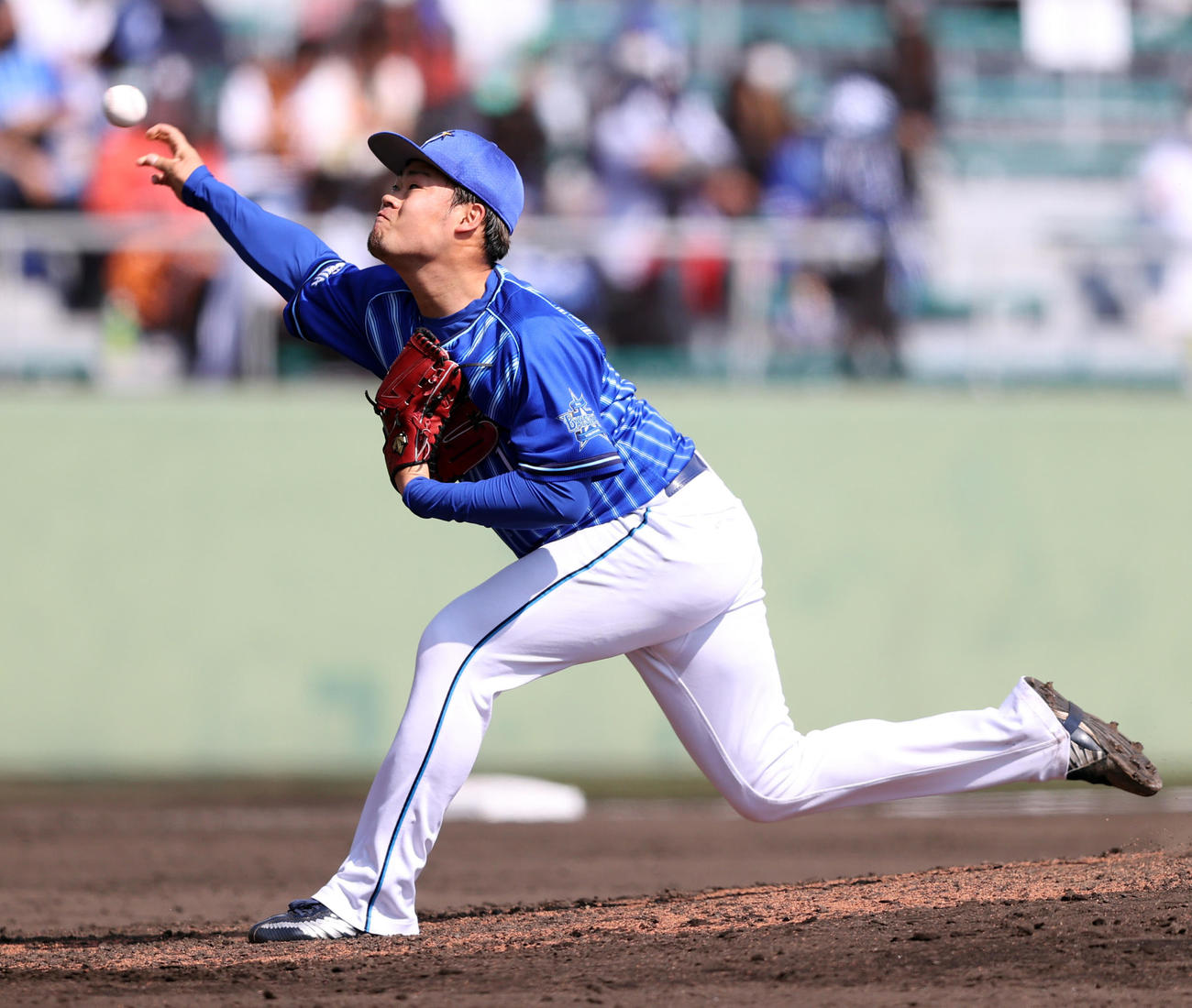 巨人対DeNA 8回裏から登板する伊勢（撮影・狩俣裕三）