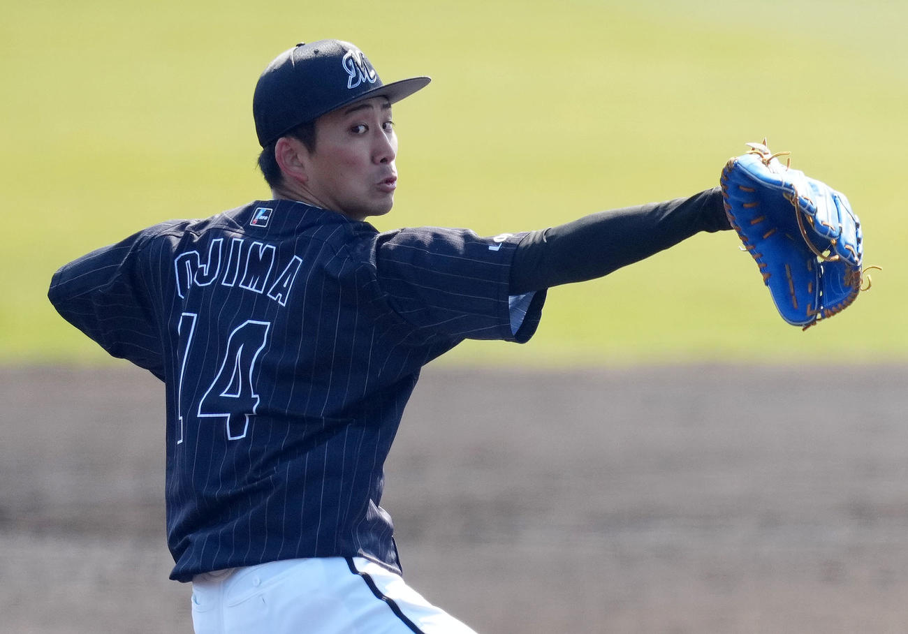 西武対ロッテ　力投するロッテ先発の小島（撮影・横山健太）