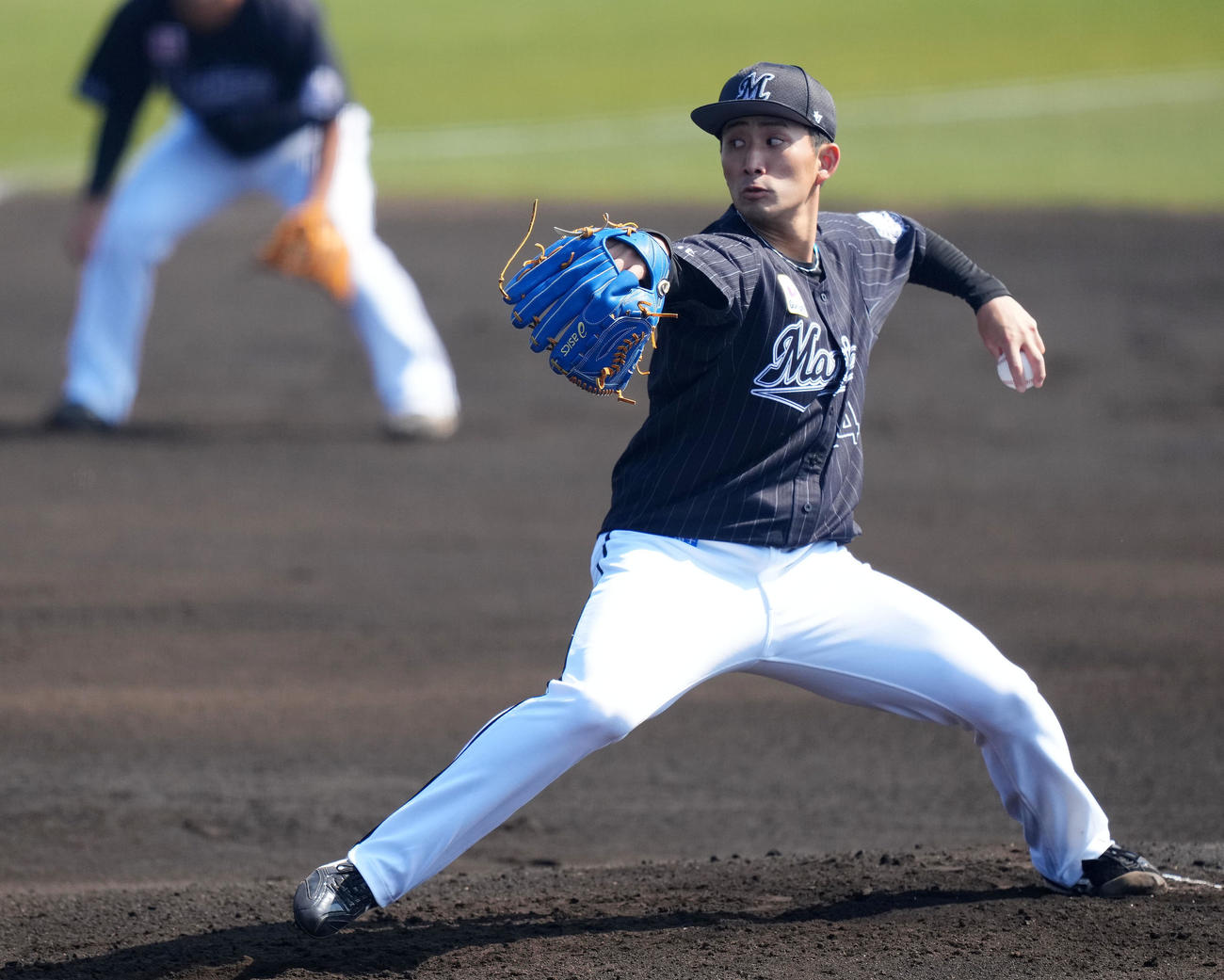 西武対ロッテ　力投するロッテ先発の小島（撮影・横山健太）
