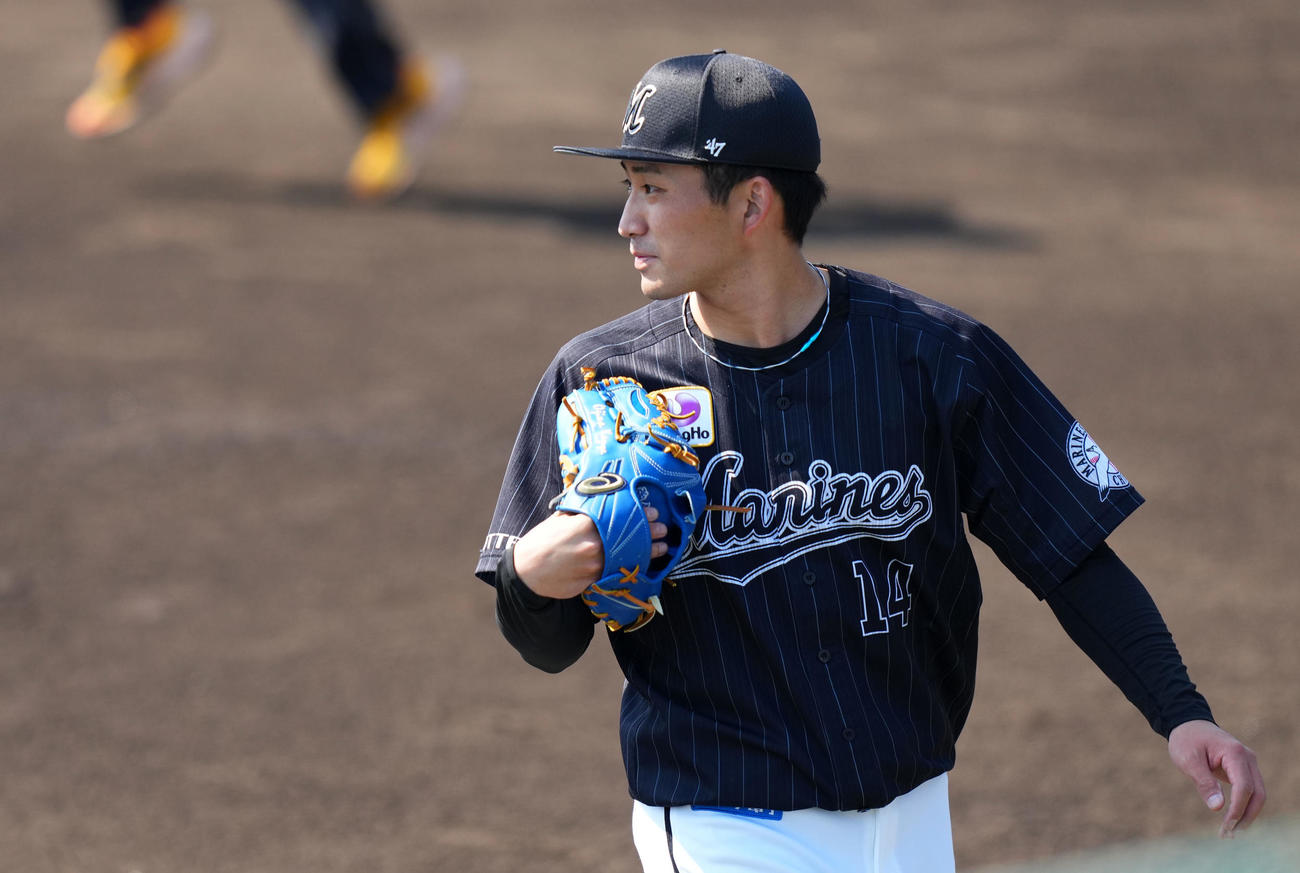 西武対ロッテ　3回裏を無失点に抑えベンチへ引き揚げるロッテ小島（撮影・横山健太）