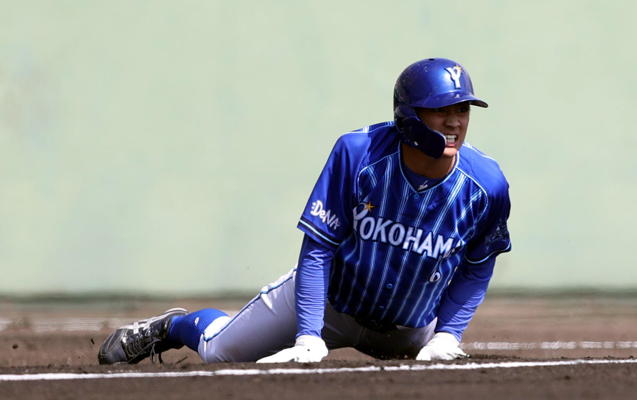 巨人対DeNA 6回表DeNA無死一塁、楠本の二塁打で生還を狙う森だが、三塁を回ったところで転倒し、左足を痛め、そのまま負傷退場する（撮影・狩俣裕三）