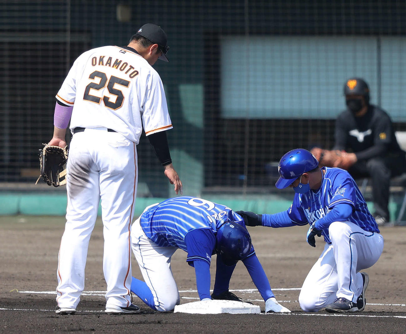 巨人対DeNA 6回表DeNA無死二、三塁、負傷する森（中央）（撮影・河田真司）
