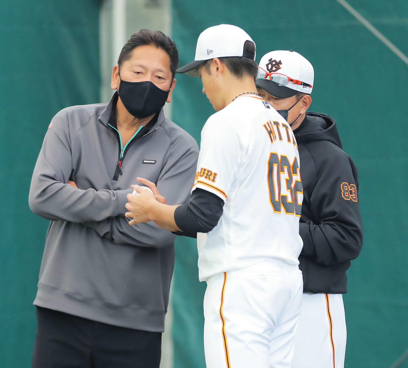 ブルペンで巨人堀田（中央）にアドバイスする佐々木氏（左）と原監督（撮影・河田真司）