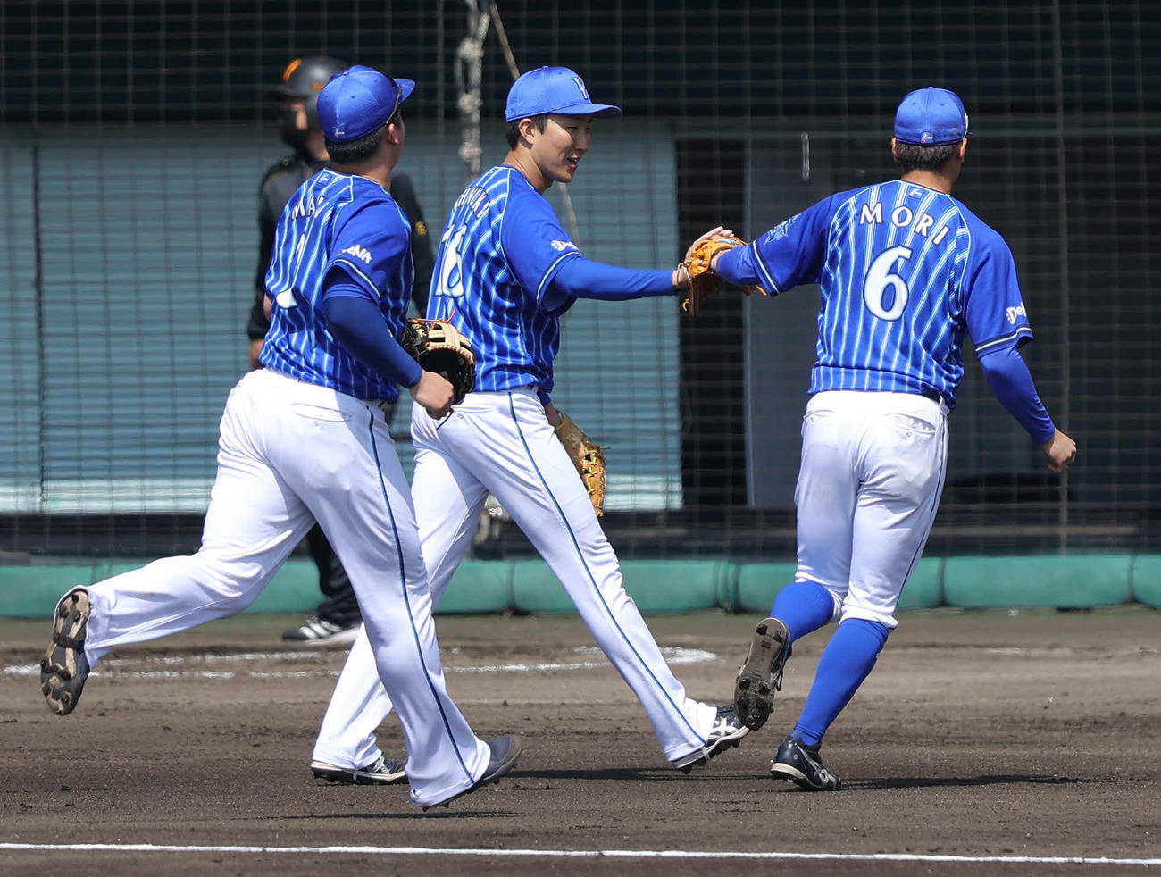 巨人対DeNA 2回裏を抑え、森（右）とタッチを交わしながらベンチに戻る大貫（中央）と牧（撮影・河田真司）