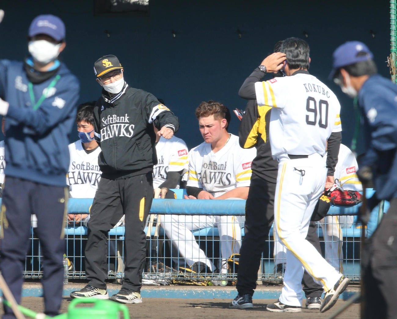 2軍の練習試合で勝利したソフトバンクナイン、王球団会長はベンチ前を歩く（撮影・梅根麻紀）