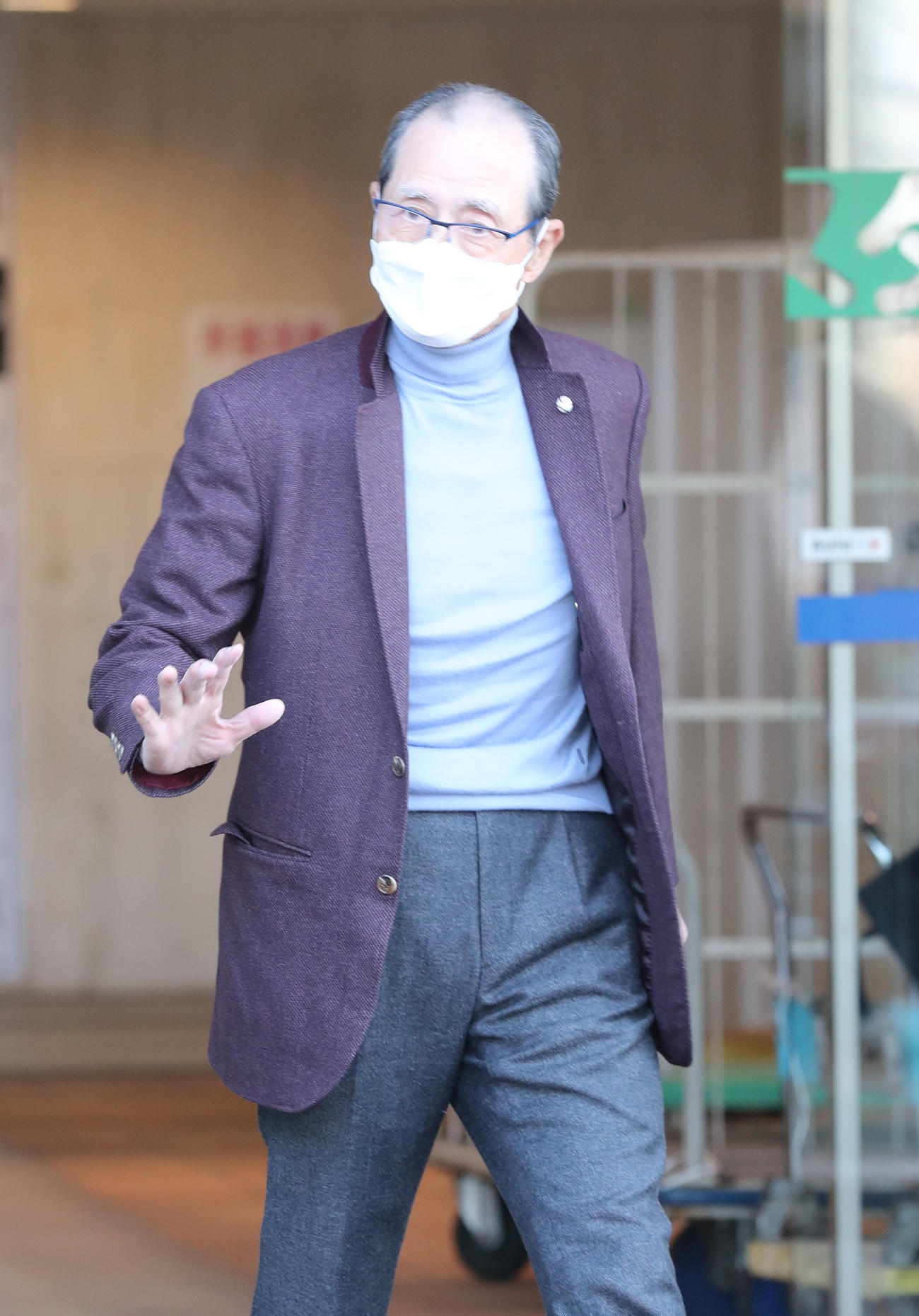 2軍の練習試合視察を終え、引き上げる王貞治球団会長（撮影・梅根麻紀）