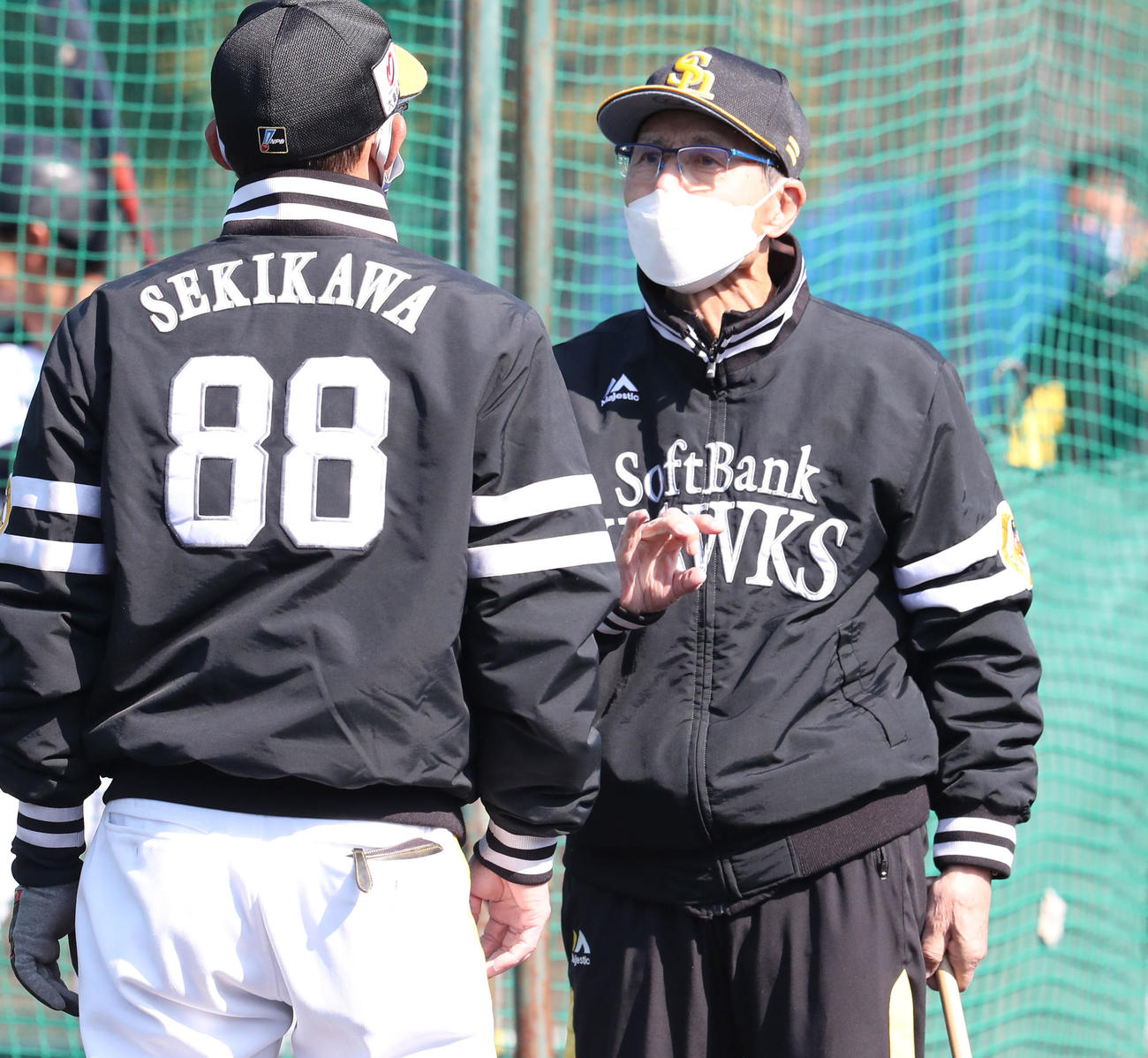 2軍の練習を視察した王球団会長、手前は関川コーチ（撮影・梅根麻紀）