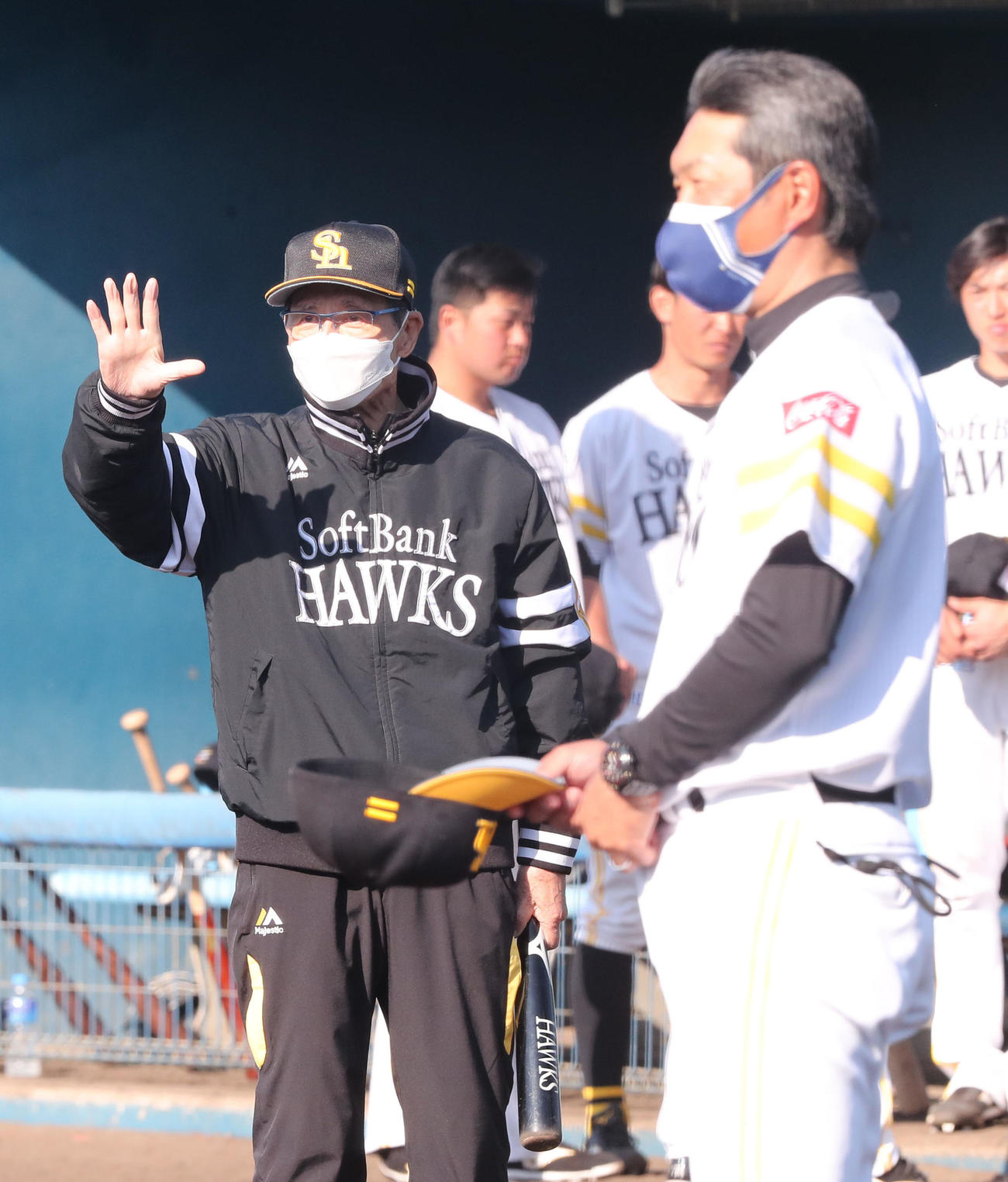 2軍の練習試合を視察した王球団会長、手前は小久保2軍監督（撮影・梅根麻紀）