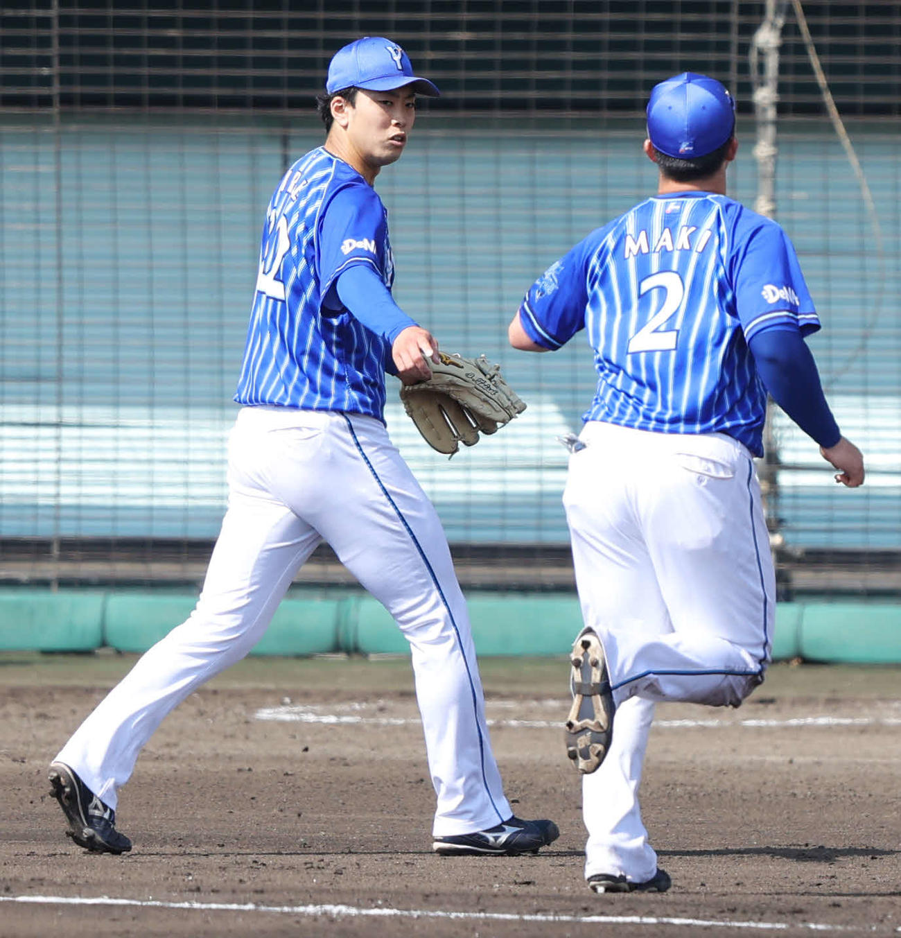 巨人対DeNA 7回裏を抑え、ベンチに戻る入江（左）と牧（撮影・河田真司）