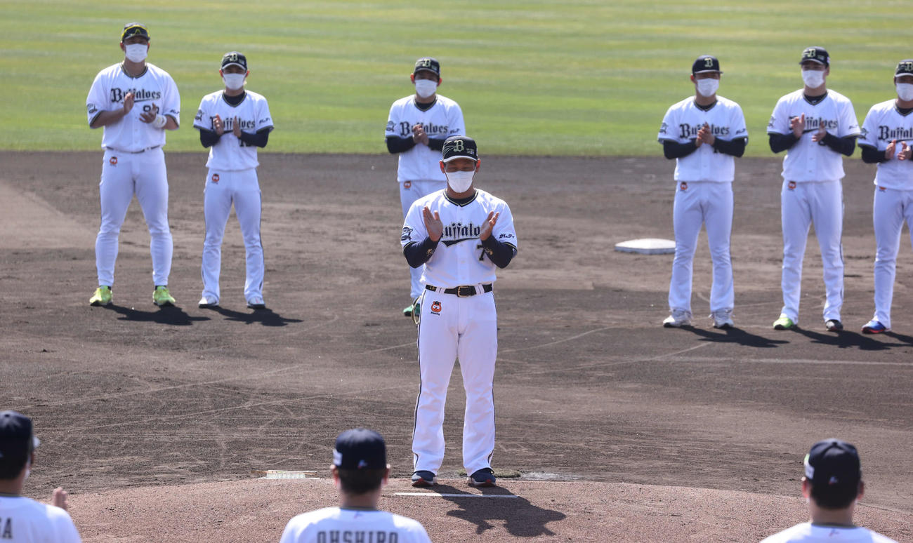 吉田正尚選手会長（中央）の3本絞めでキャンプ打ち上げたオリックス（撮影・渦原淳）