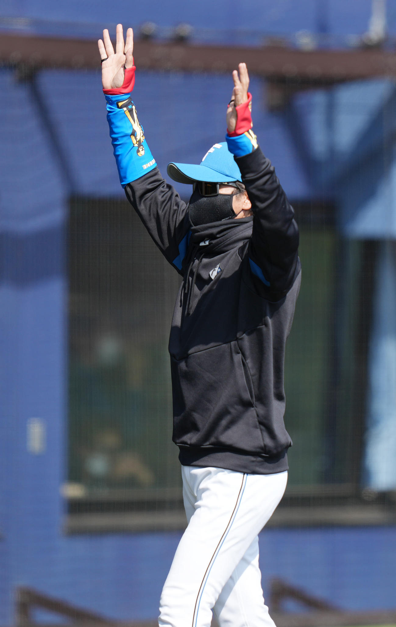 日本ハム対広島　7回表の選手交代を告げた日本ハム新庄監督は広島の応援歌に合わせて客席に手を振る（撮影・鈴木みどり）