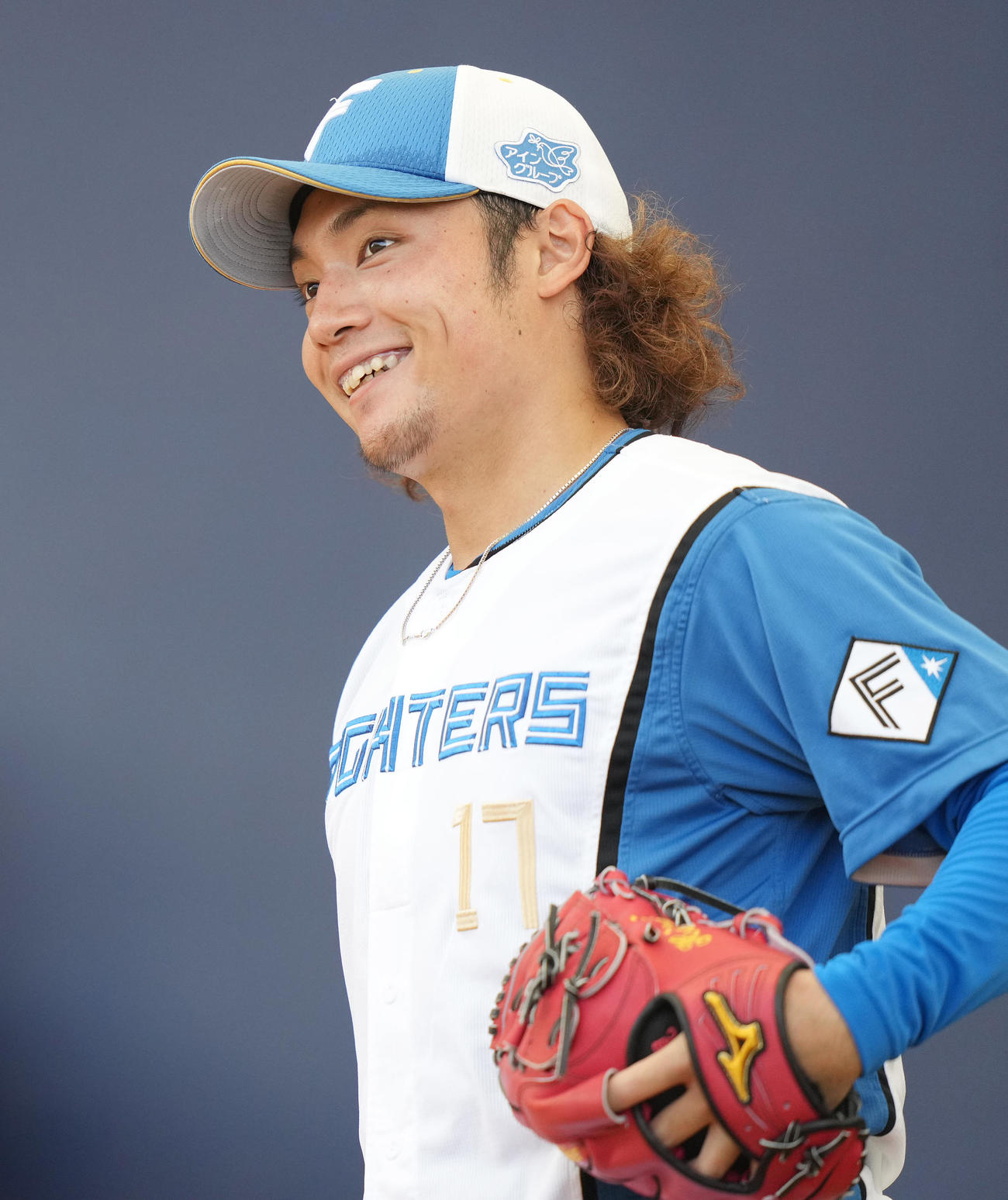 ブルペンでの投球の合間に笑顔の伊藤（撮影・鈴木みどり）