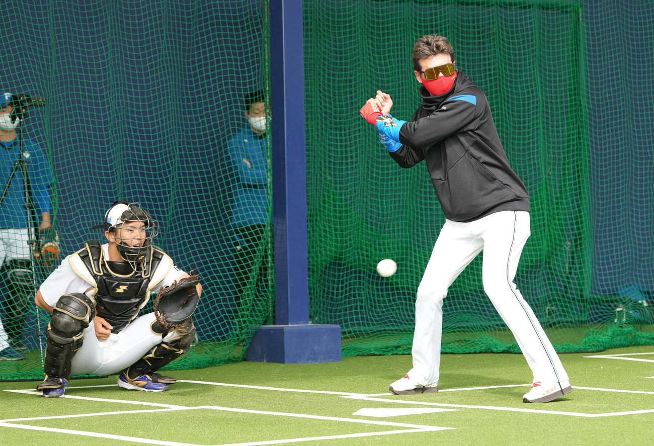 ブルペンで投球する伊藤大海の打席に立つ日本ハム新庄監督。左は清水（撮影・鈴木みどり）