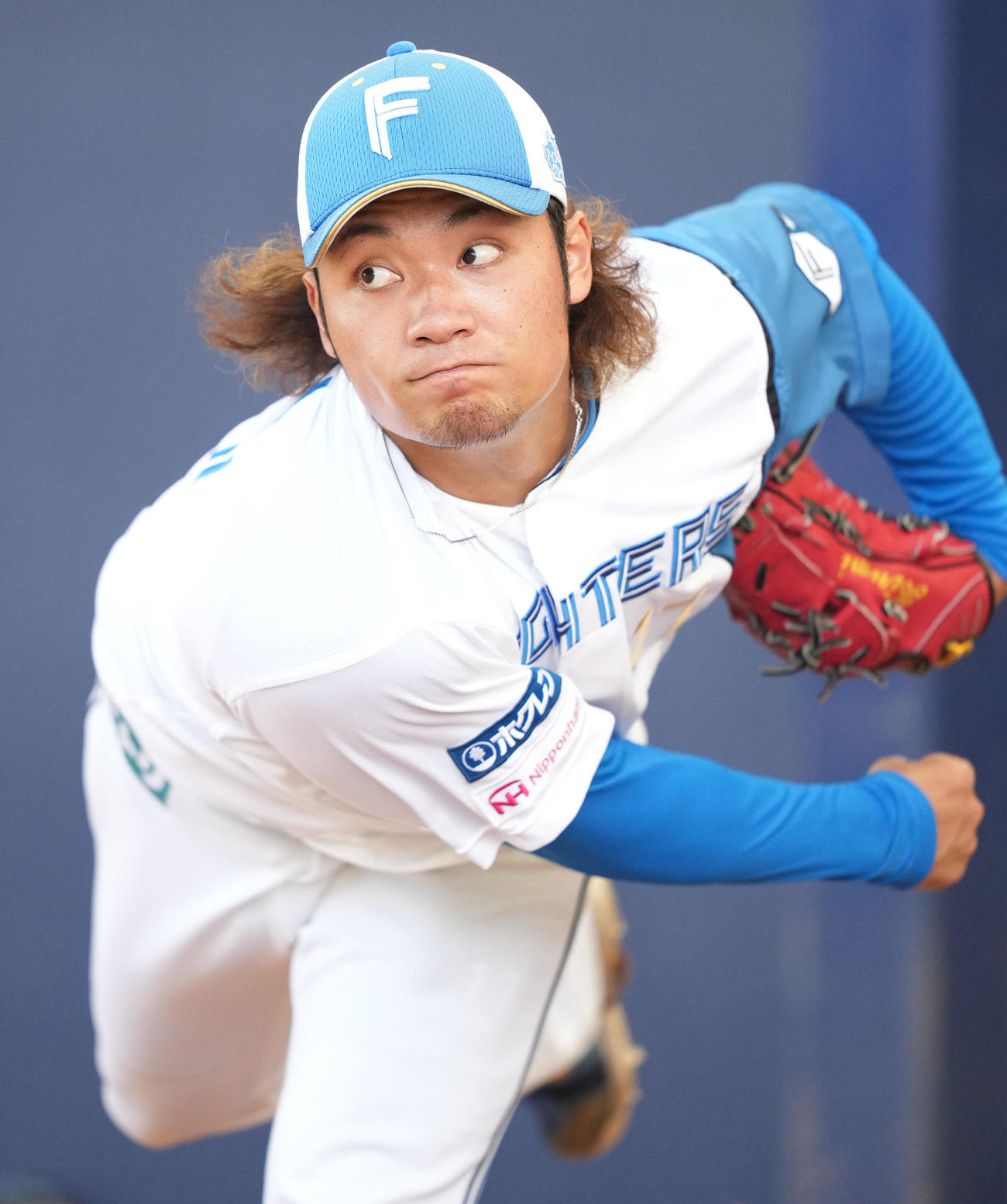 ブルペンで投球する伊藤（撮影・鈴木みどり）
