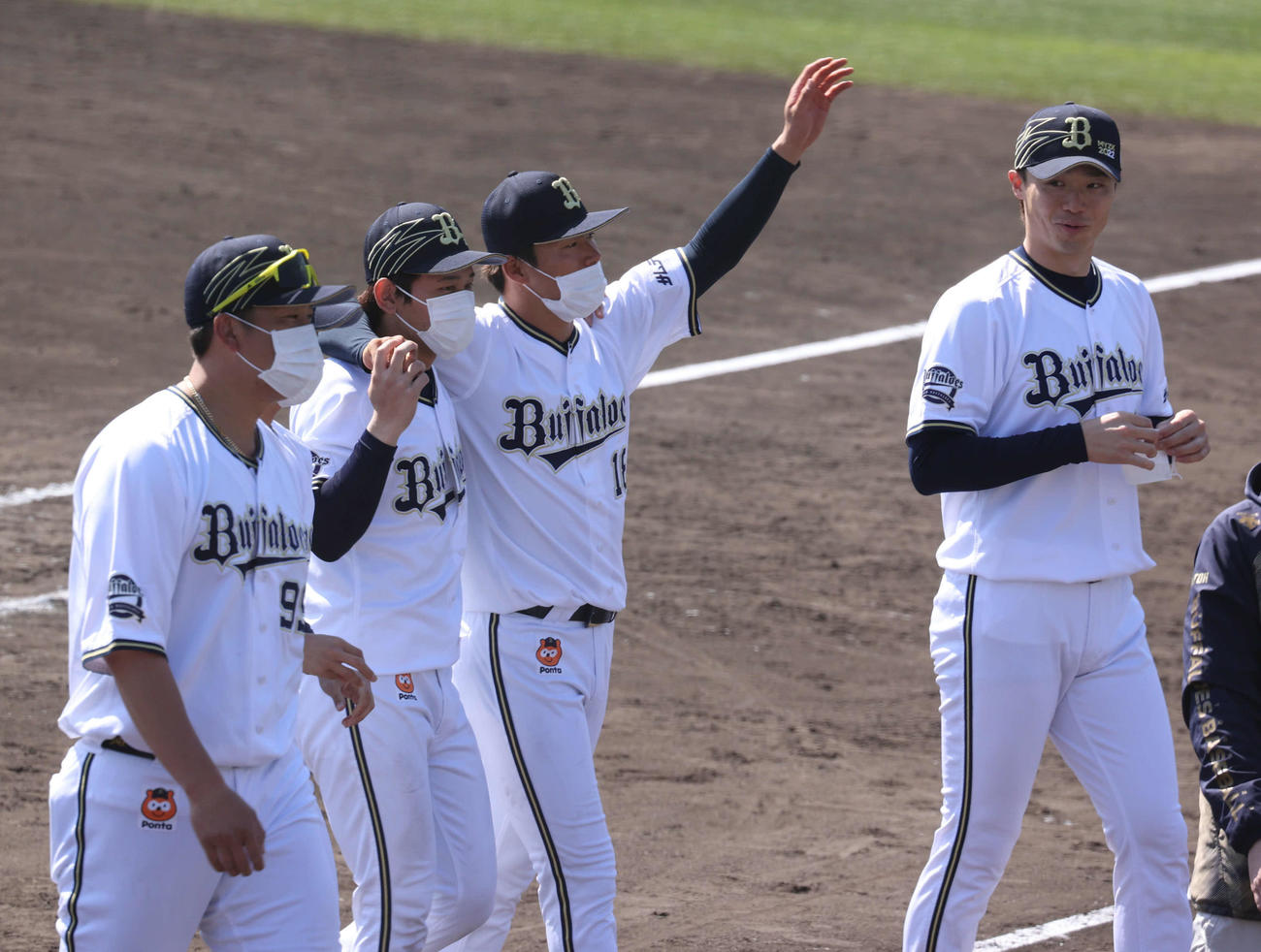 キャンプを打ち上げたオリックス山本（右から2人目）はファンにこたえる。左端は杉本（撮影・渦原淳）