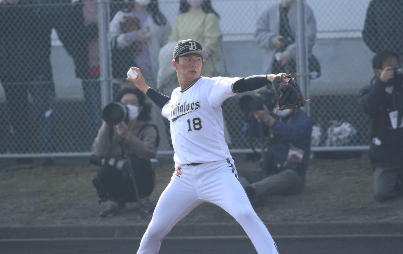 ファンを前にキャッチボールするオリックス山本由伸（撮影・渦原淳）