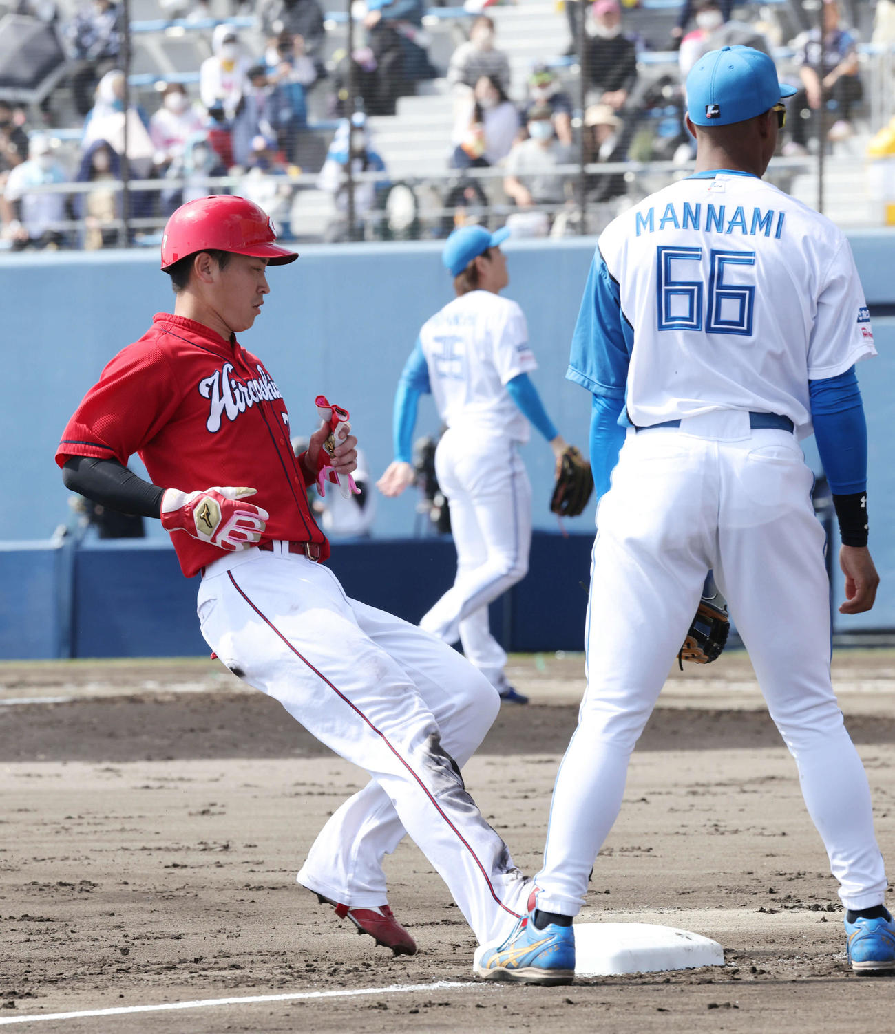 オープン戦日本ハム対広島　5回表広島1死一、二塁、打者上本の時、堂林は三盗。中央は宮西（撮影・加藤孝規）