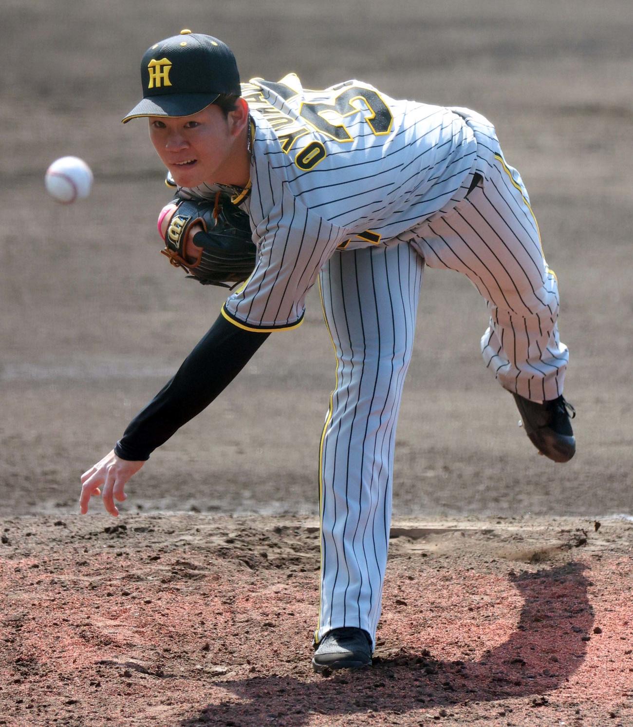 ヤクルト対阪神　2番手で登板する及川（撮影・上田博志）