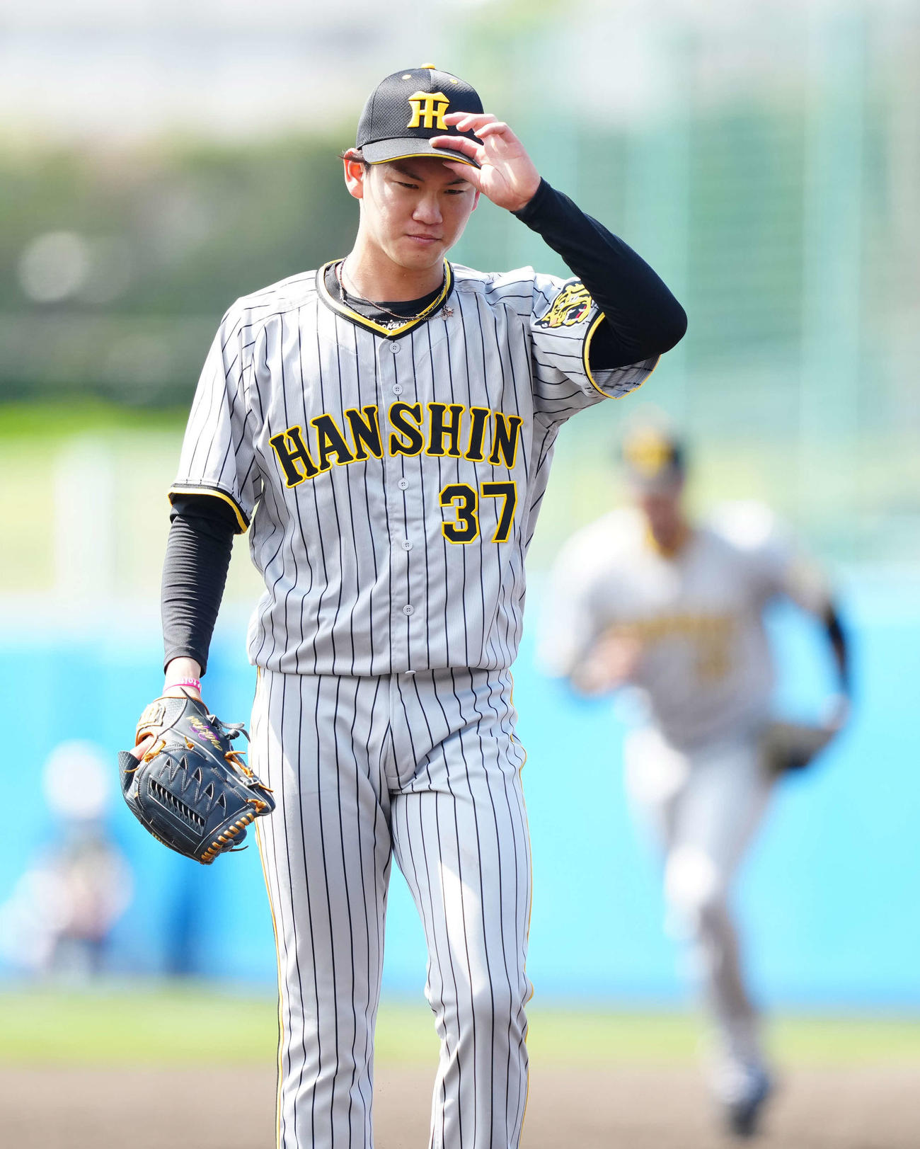 ヤクルト対阪神　3回裏、ベンチに引き揚げる阪神2番手の及川（撮影・江口和貴）