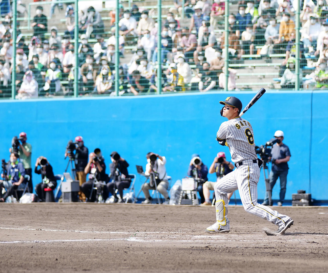 ヤクルト対阪神　4回表阪神1死一塁、フェンス直撃二塁打を放つ佐藤輝（撮影・江口和貴）