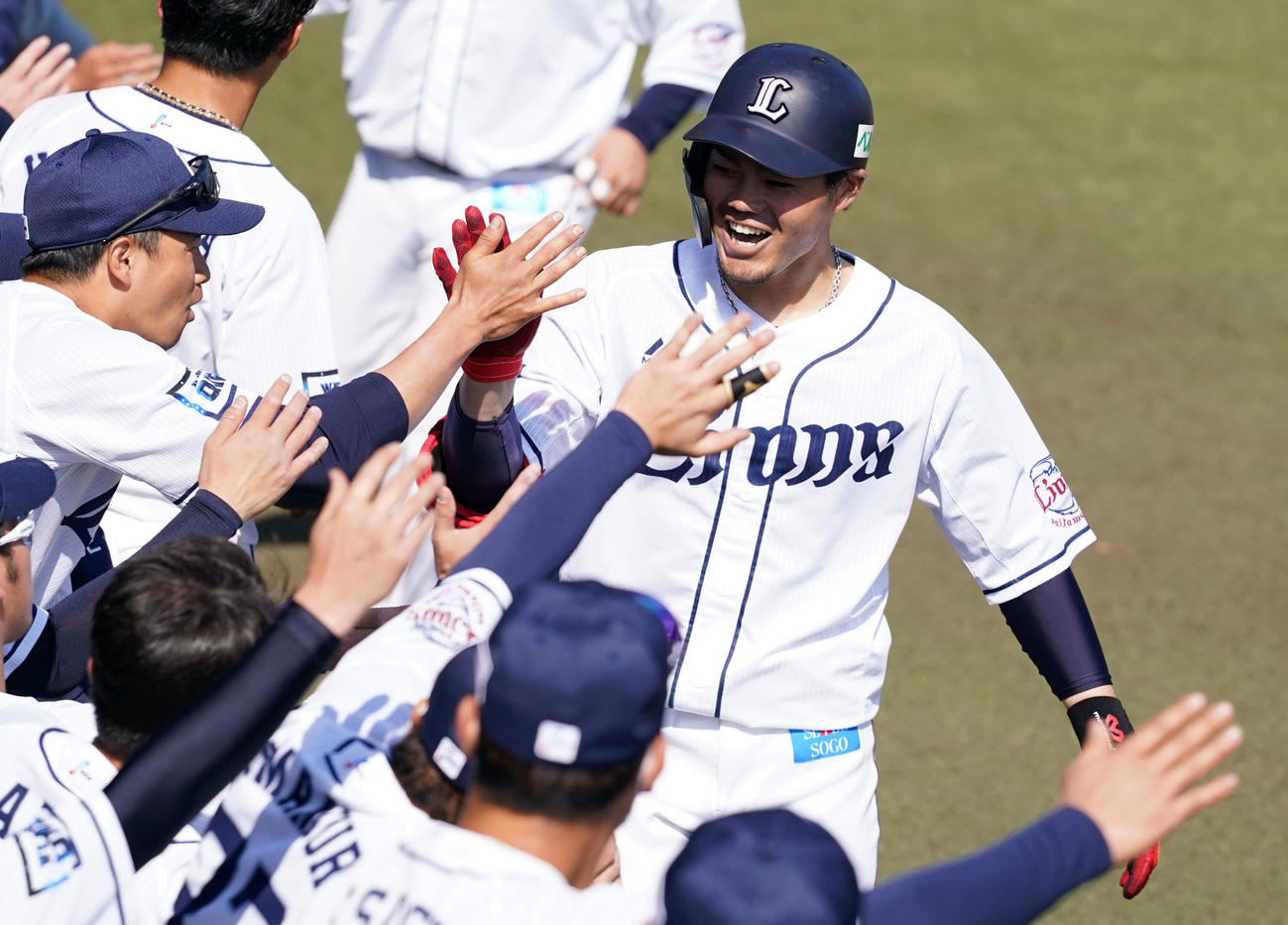 西武対ロッテ　4回裏西武2死一塁、右越え2点本塁打を放ち笑顔でタッチを交わす高木（撮影・横山健太）