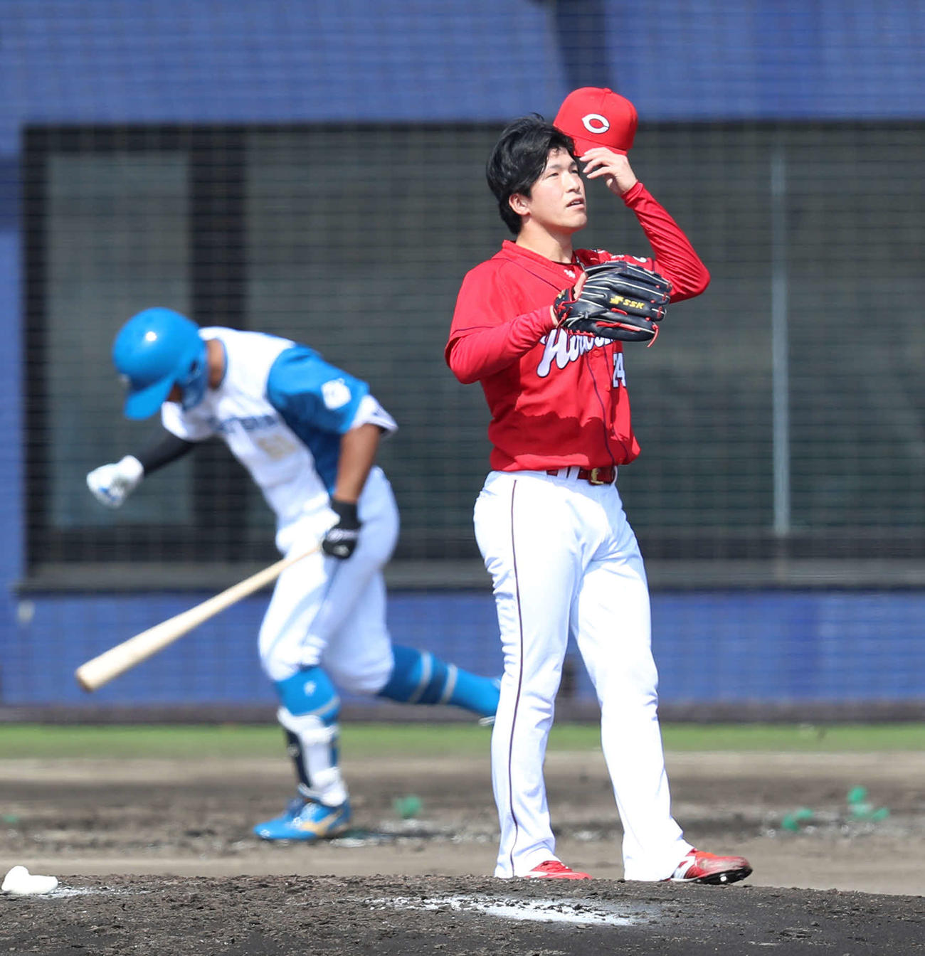日本ハム対広島　4回裏日本ハム2死三塁、今川に左越え2点本塁打を許した黒原（撮影・佐藤翔太）