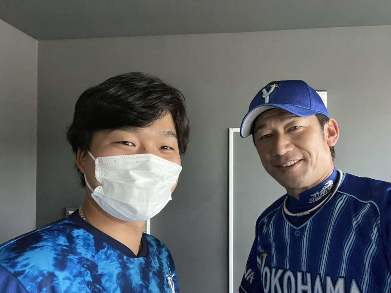 リレー日記を担当した百瀬広報（左）と番長フレームで撮影するDeNA三浦監督（球団提供）