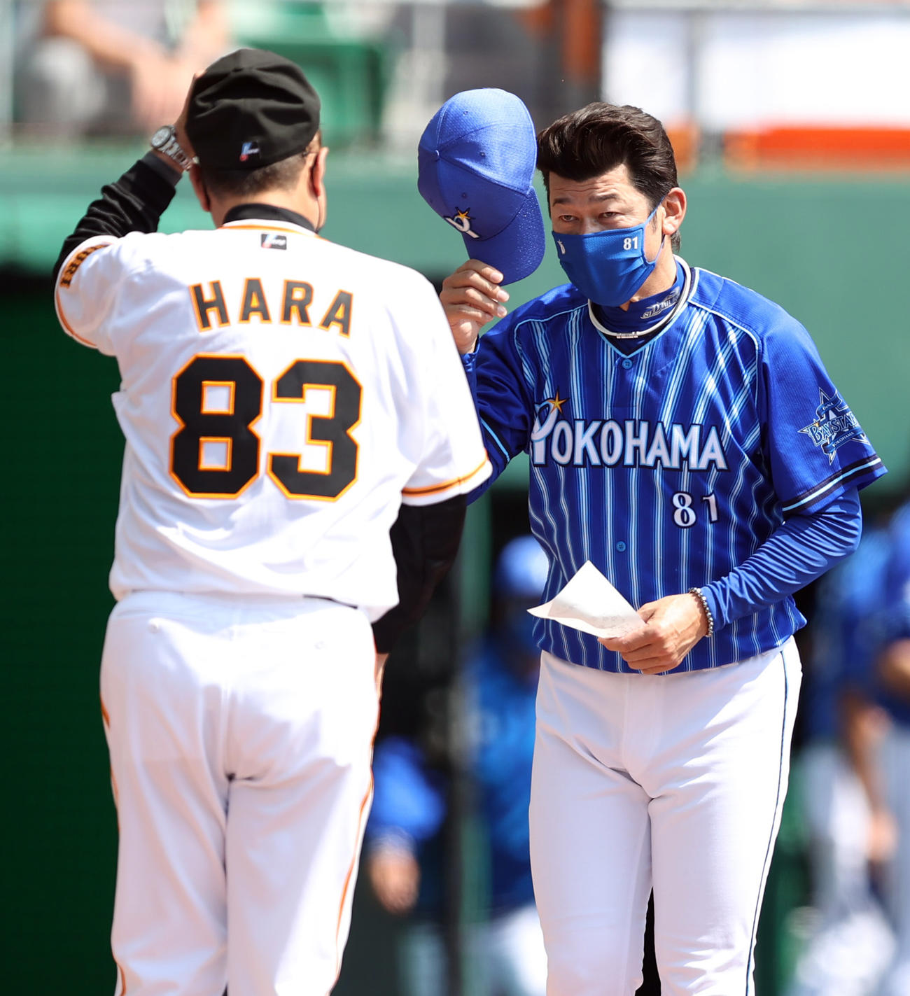 巨人対DeNA　試合前、原監督（左）とあいさつを交わす三浦監督（撮影・狩俣裕三）