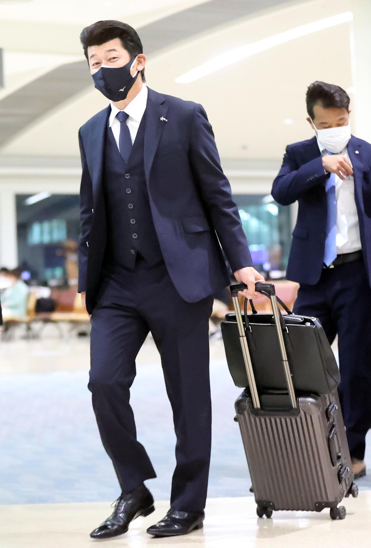 那覇空港から帰京するDeNA三浦監督（撮影・狩俣裕三）