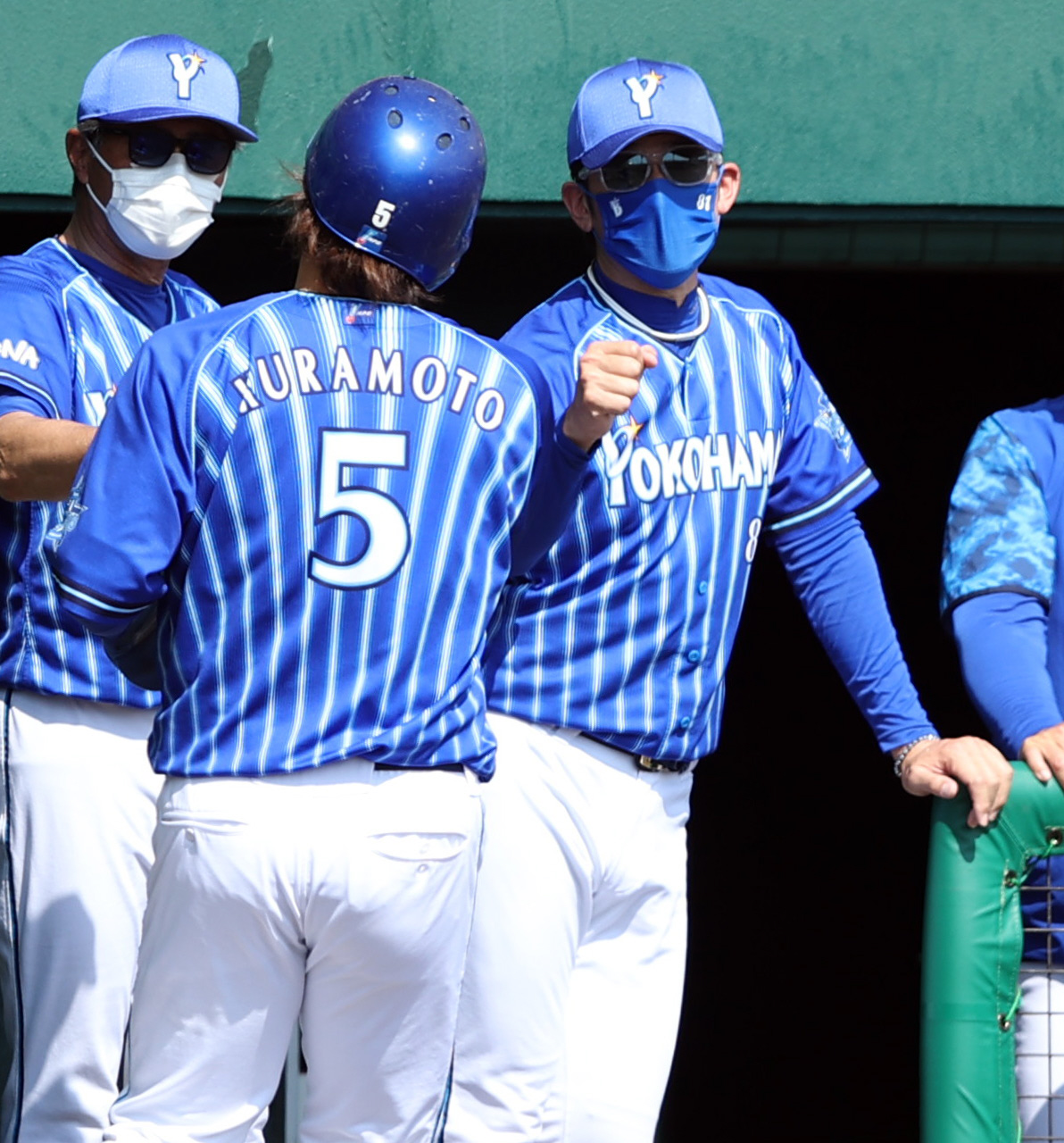 巨人対DeNA 6回表DeNA1死満塁、細川成也の犠飛で生還した倉本（手前）を迎える三浦監督（撮影・狩俣裕三）