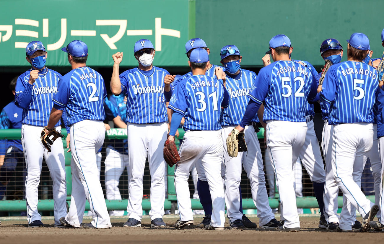 巨人対DeNA　試合後、牧（左から2人目）らを迎える三浦監督（撮影・狩俣裕三）