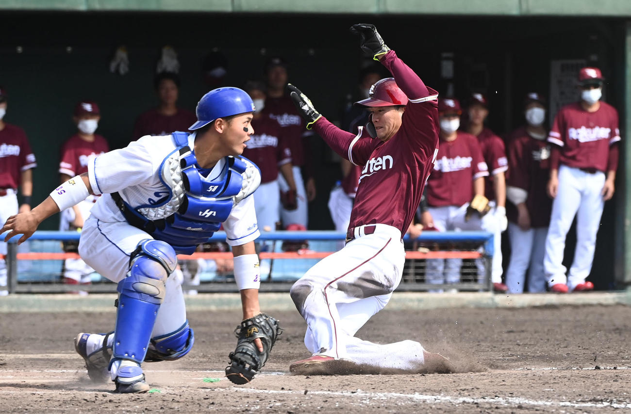 中日対楽天　5回表楽天1死三塁、山崎の中犠飛で生還する西川（右）（撮影・森本幸一）