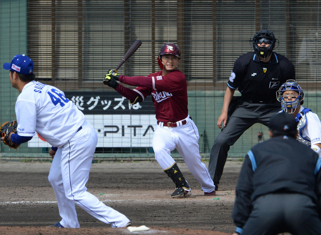 オープン戦中日対楽天　5回表楽天無死一塁、右中間へ適時三塁打を放つ西川（撮影・森本幸一）