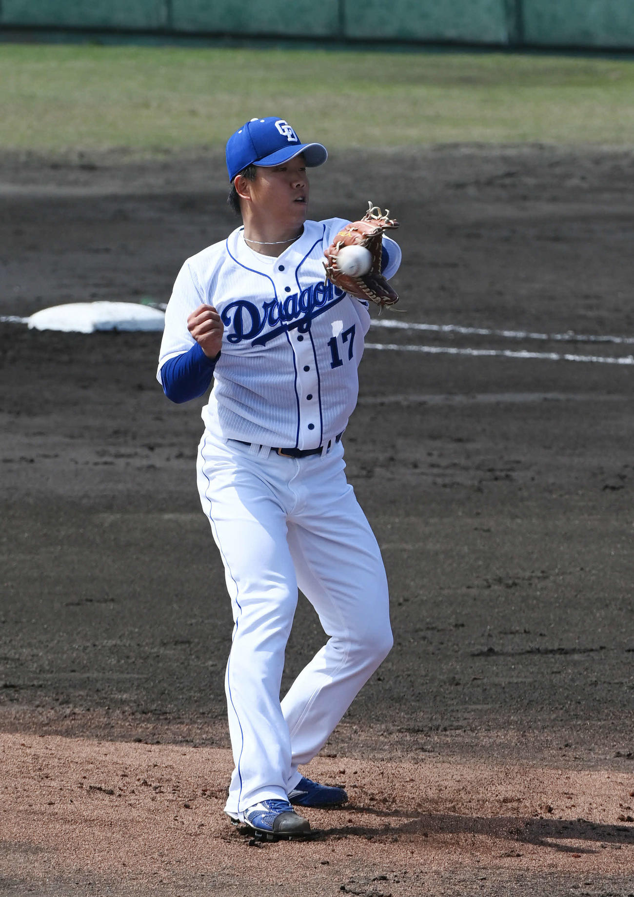 中日対楽天　2回表楽天無死、鈴木の打球にグラブを出す柳（撮影・森本幸一）