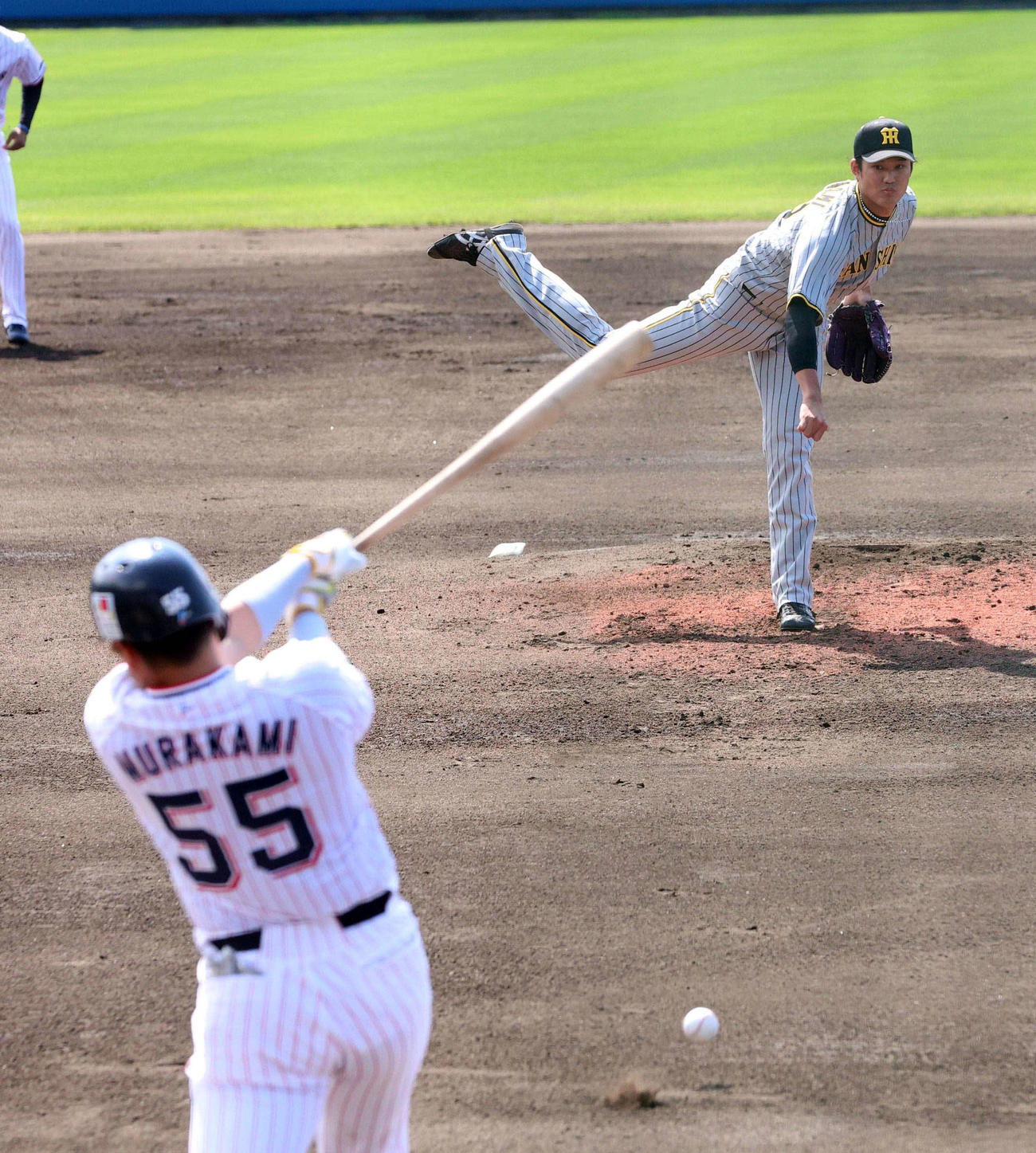 ヤクルト対阪神　1回裏ヤクルト2死二塁、村上を二ゴロに打ち取る藤浪（撮影・上田博志）