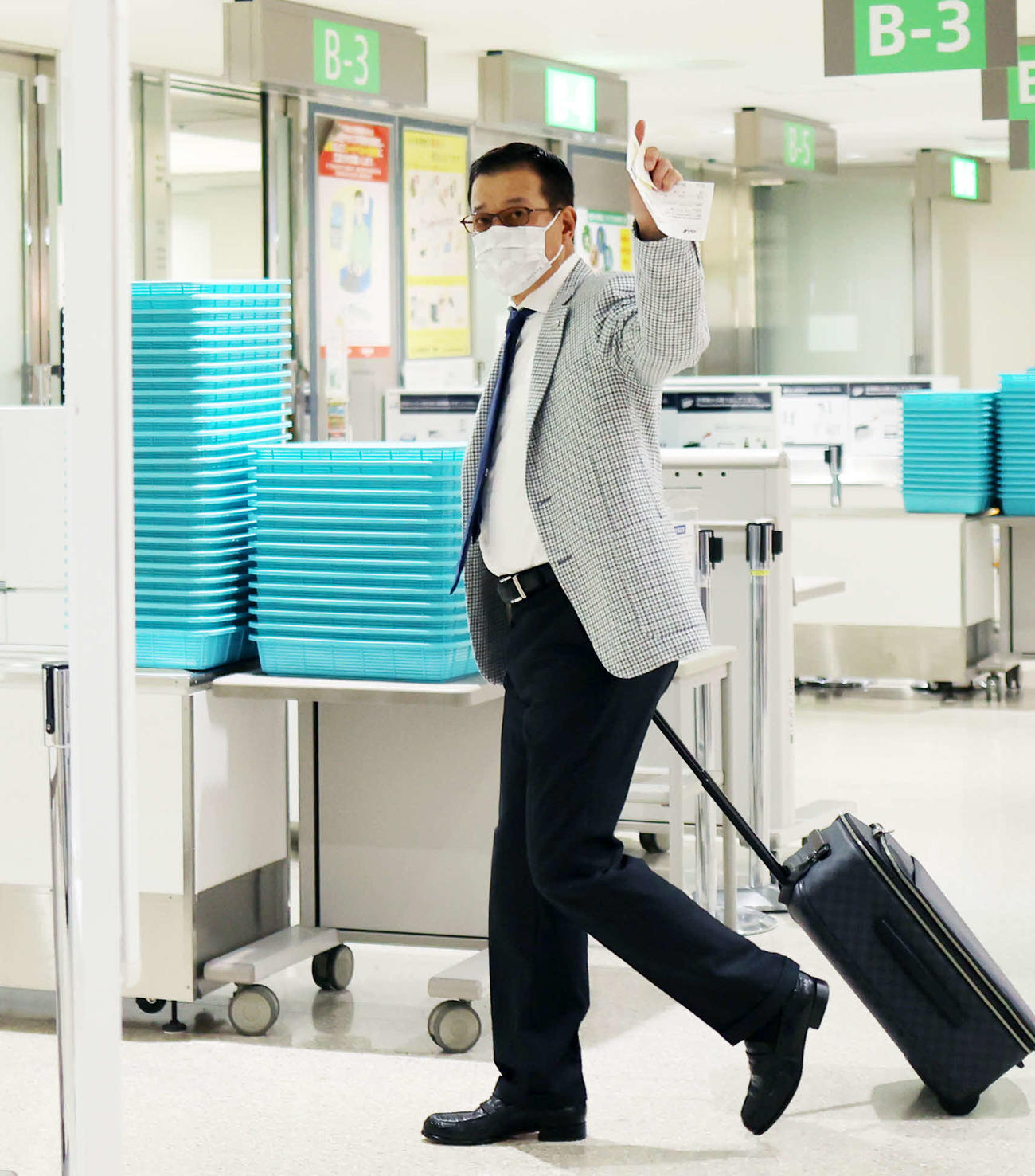 ファンに見送られ手を振り応える原監督（撮影・河田真司）