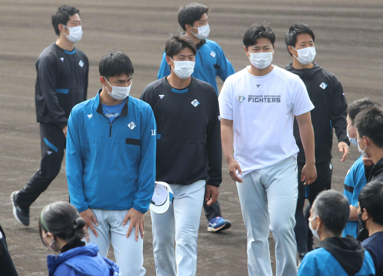 2軍キャンプを打ち上げ、笑顔で関係者にあいさつする日本ハムドラフト1位の達（左）ら（撮影・小林憲治）