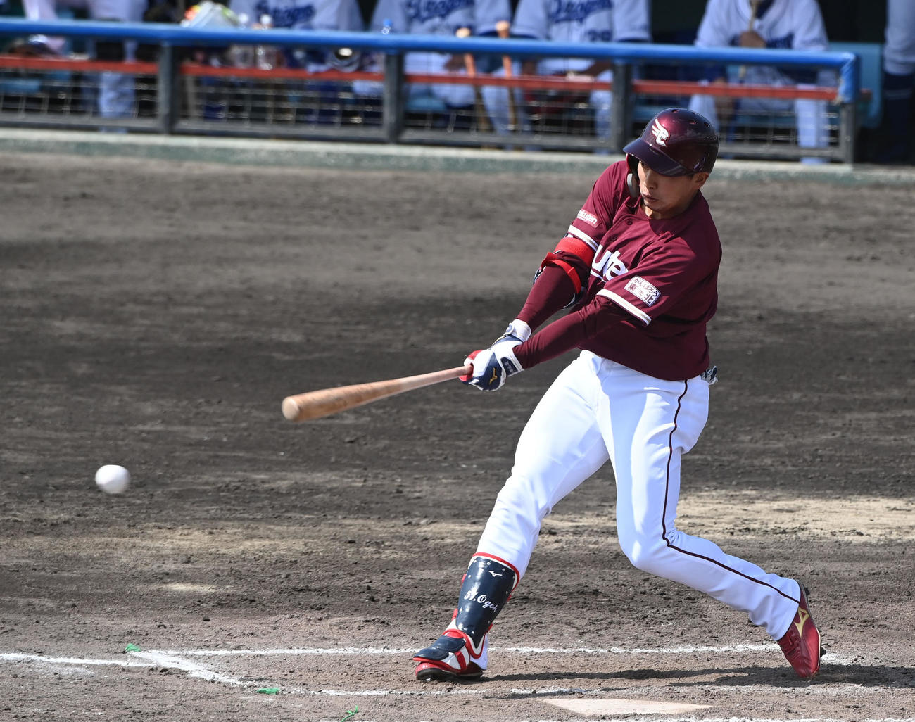 オープン戦中日対楽天　2回表楽天1死三塁、右前適時打を放つ小郷（撮影・森本幸一）