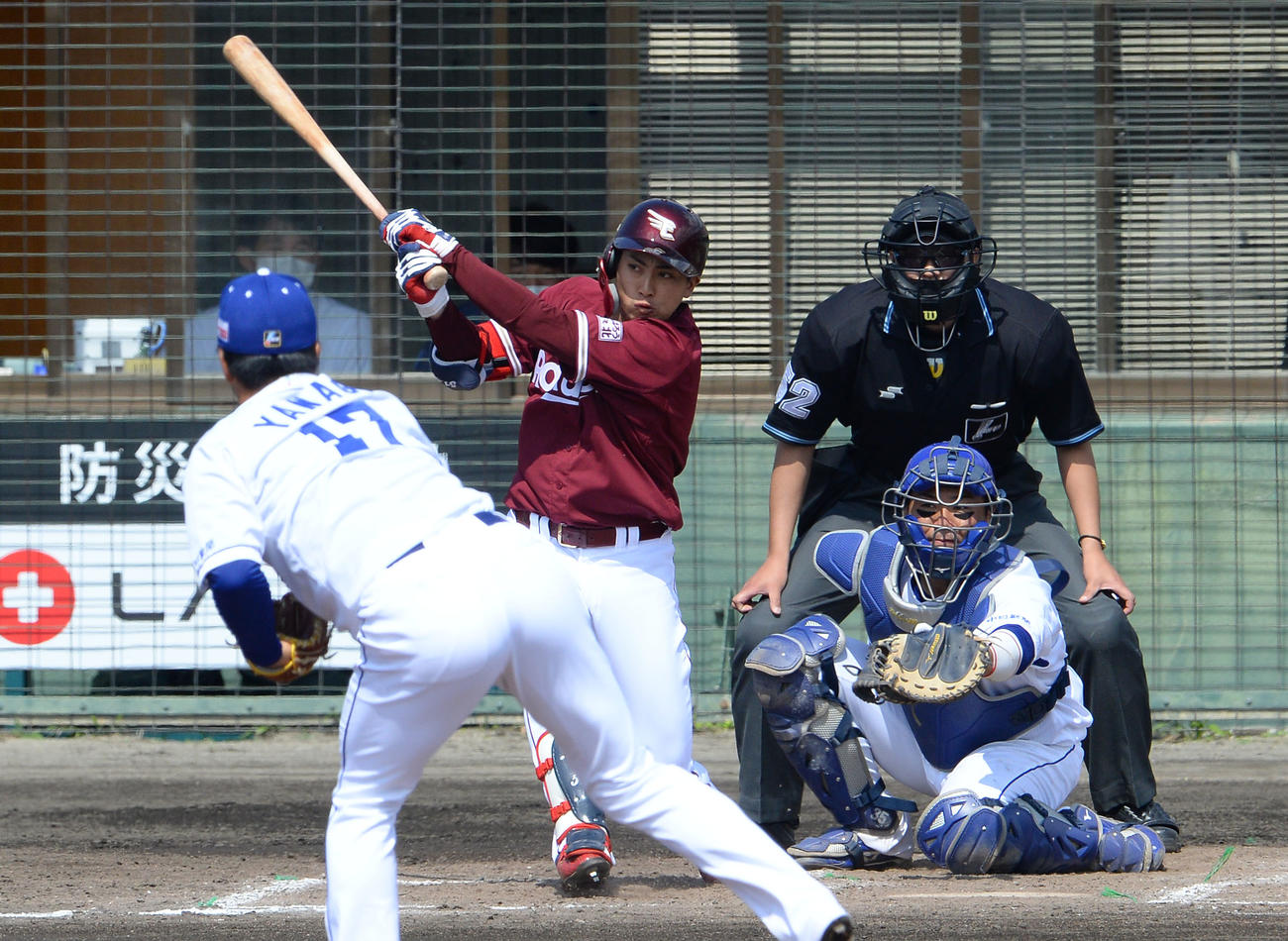 オープン戦中日対楽天　2回表楽天1死三塁、右前適時打を放つ小郷（左から2人目）（撮影・森本幸一）