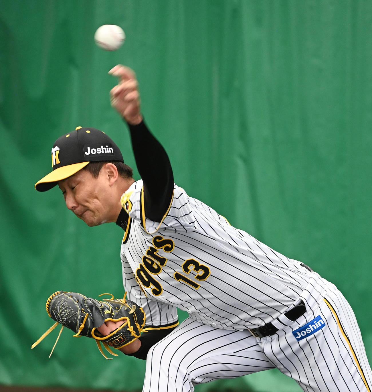 ブルペンで投球練習を行う岩崎（撮影・前岡正明）
